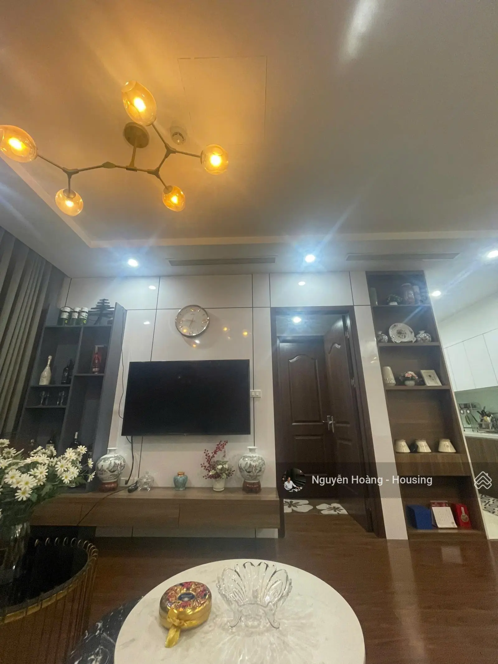 Gia đình tôi cần bán gấp căn 2 ngủ, diện tích 78m2, tầng trung, full nội thất đẹp, giá 5 tỷ, sổ đỏ