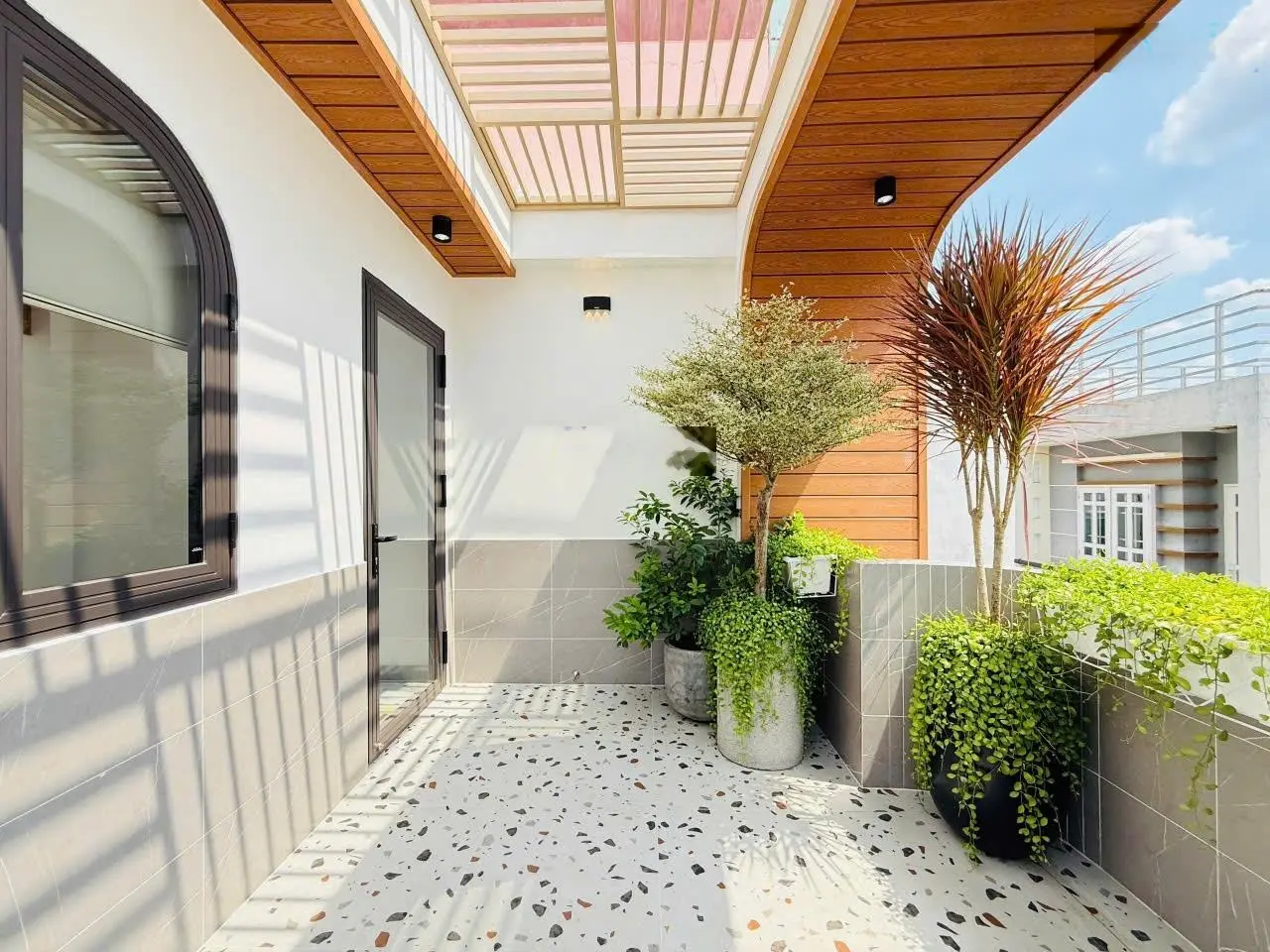 Bán nhà đẹp 1 sẹc thẳng, sát mặt tiền Đ. Nguyễn Tư Giản, 3PN, phòng thờ, 5WC, trệt lửng 2 lầu, P.12