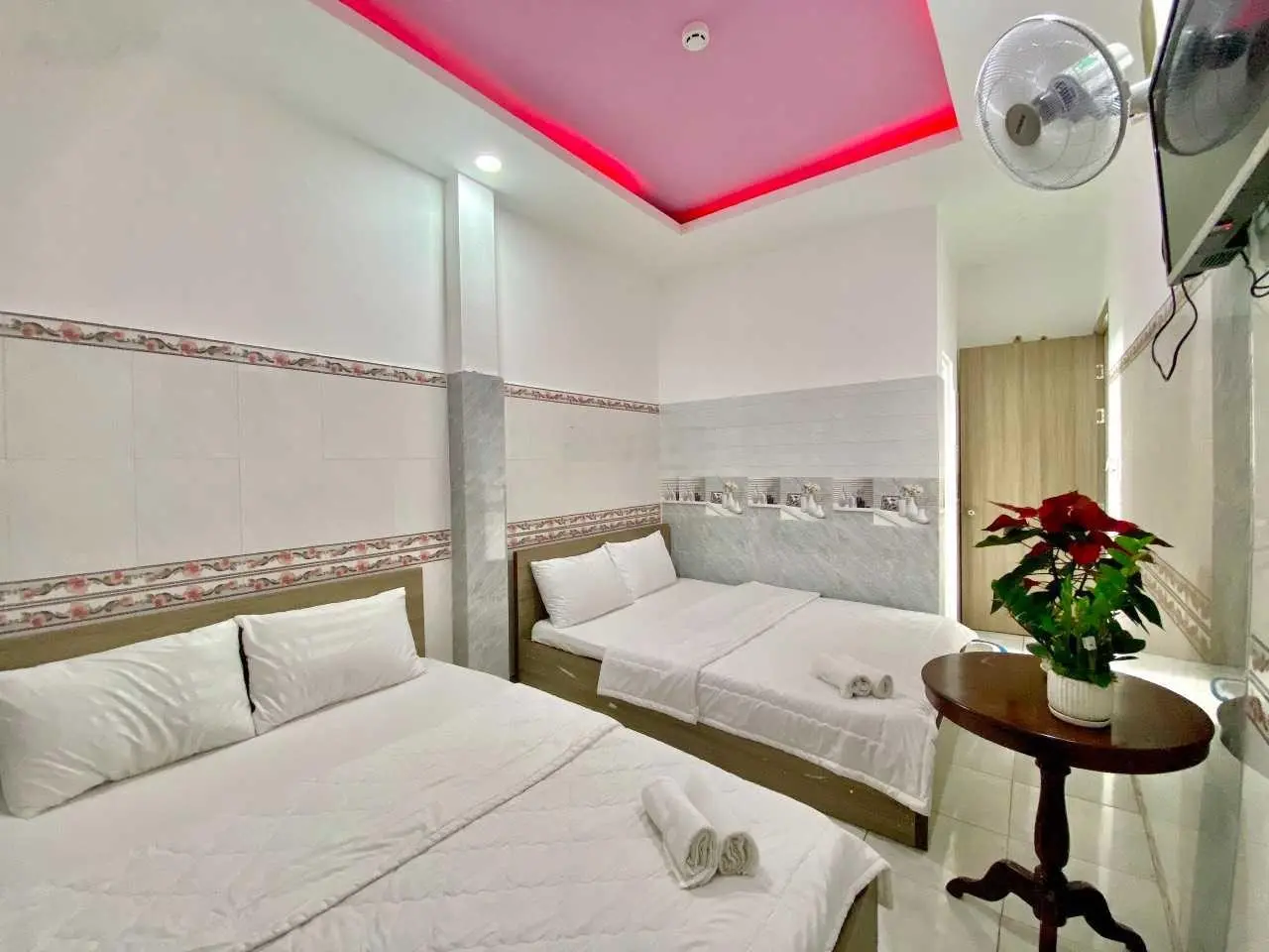 Khách sạn 6 tầng lung linh, 161m2 mặt tiền Hà Huy Giáp, 32 phòng, có sân đậu ô tô