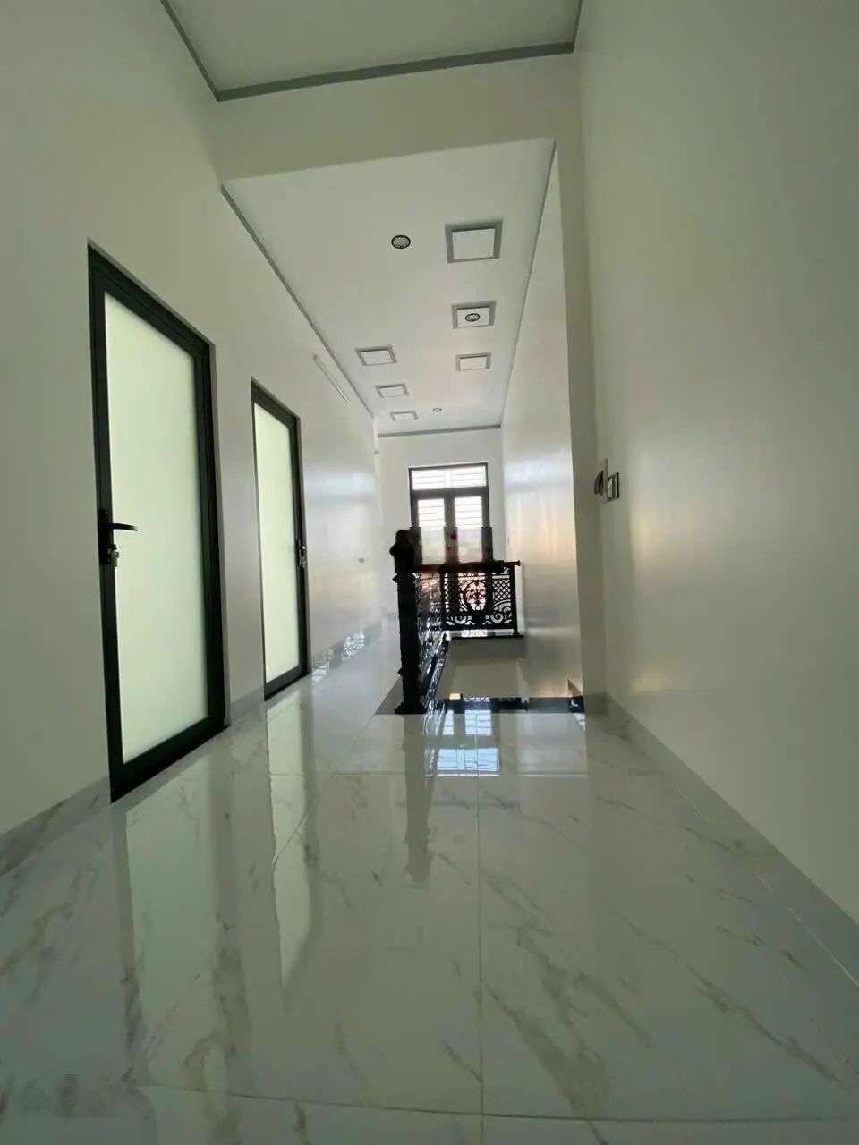 Nhà đẹp 1 trệt 1 lầu lô góc, full nội thất, SHR hoàn công, đường xe hơi thông, gần cầu Hang