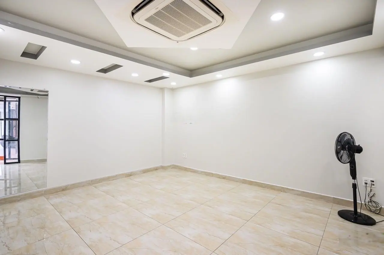 Bán tòa nhà mặt tiền Lê Văn Sỹ, P12, Q3, DT: 8mx18m, 7 tầng thang máy, HĐT 210tr/tháng, giá 62 tỷ