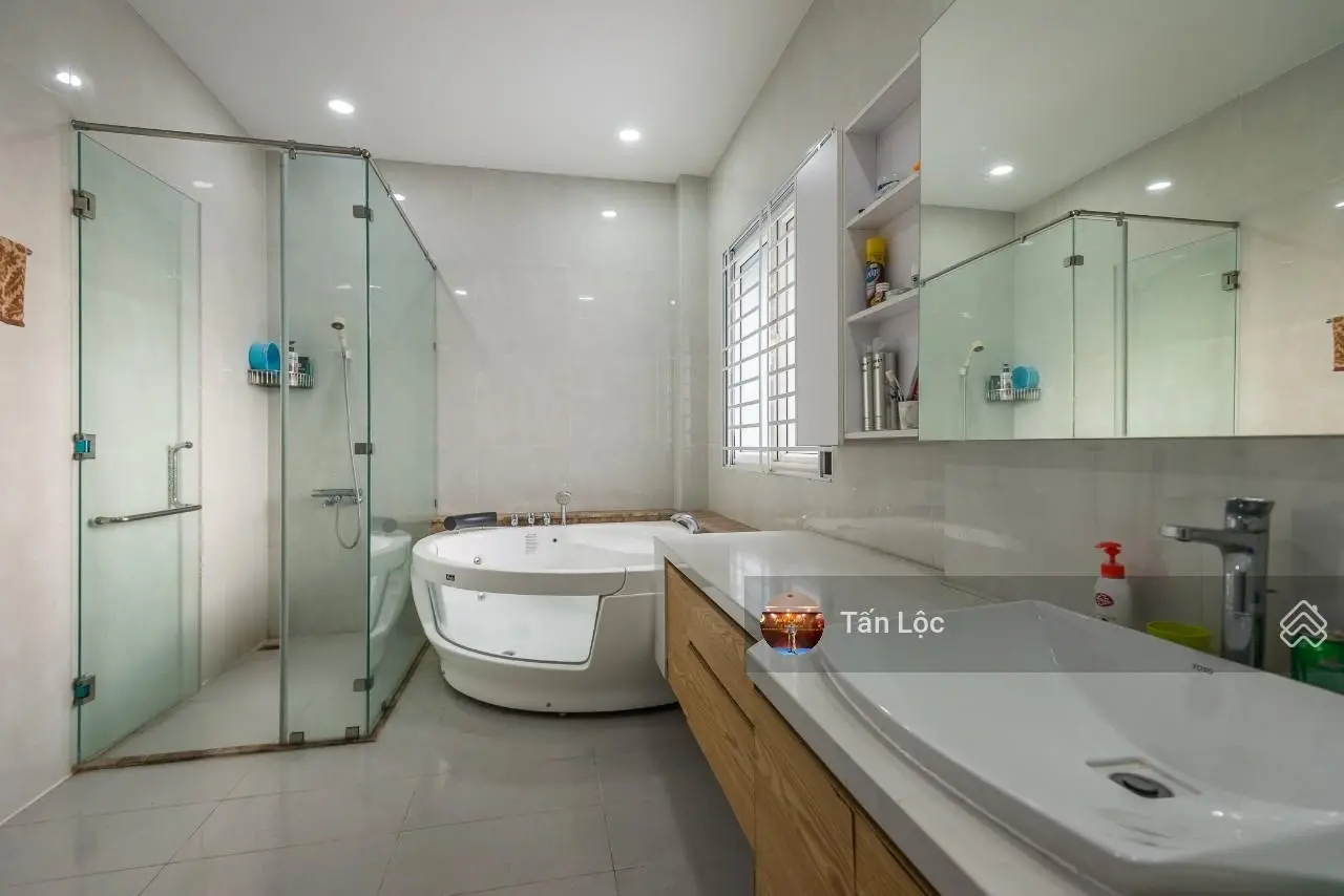 Bán biệt thự mặt tiền 204 Nguyễn Văn Hưởng, Q2. DT 10x16m 3 tầng áp mái giá chỉ 35 tỷ - Siêu đẹp
