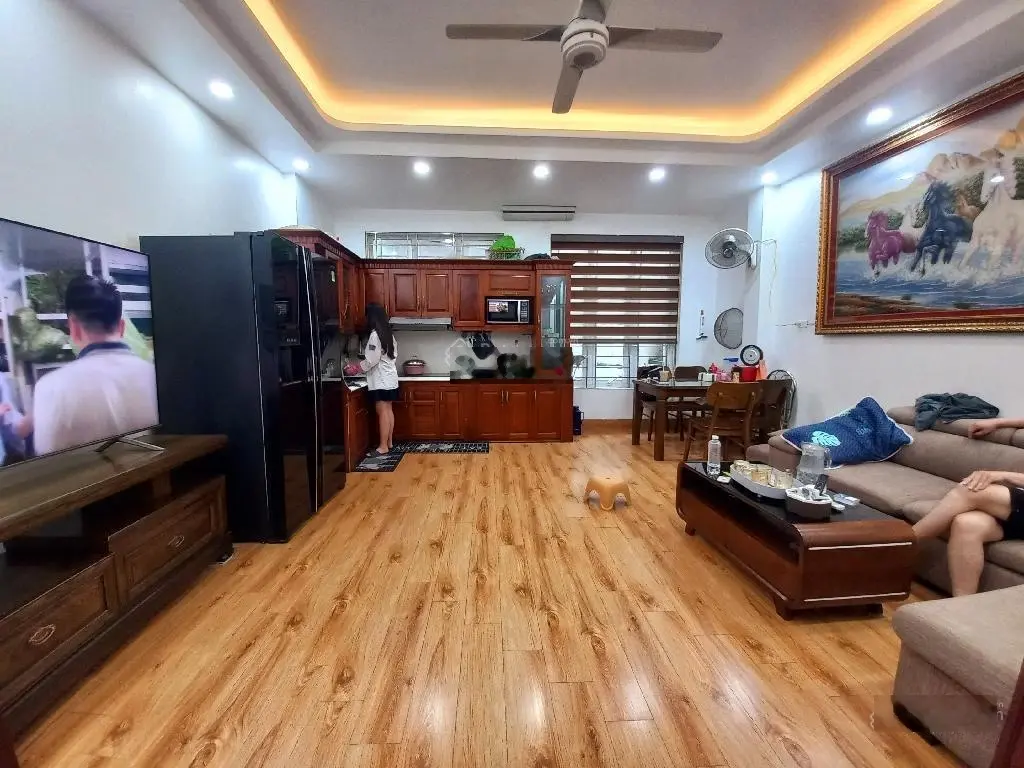 Bán nhà mặt phố Kinh doanh sầm uất Hai Bà Trưng 42m2 x6T MT 5m