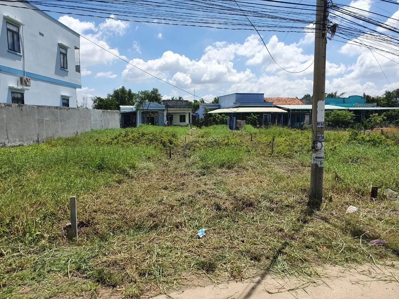 Chủ cần bán lô đất thổ cư hai mặt tiền đường, diện tích 200m2, gần Quốc Lộ 50 giá rẻ, SHR