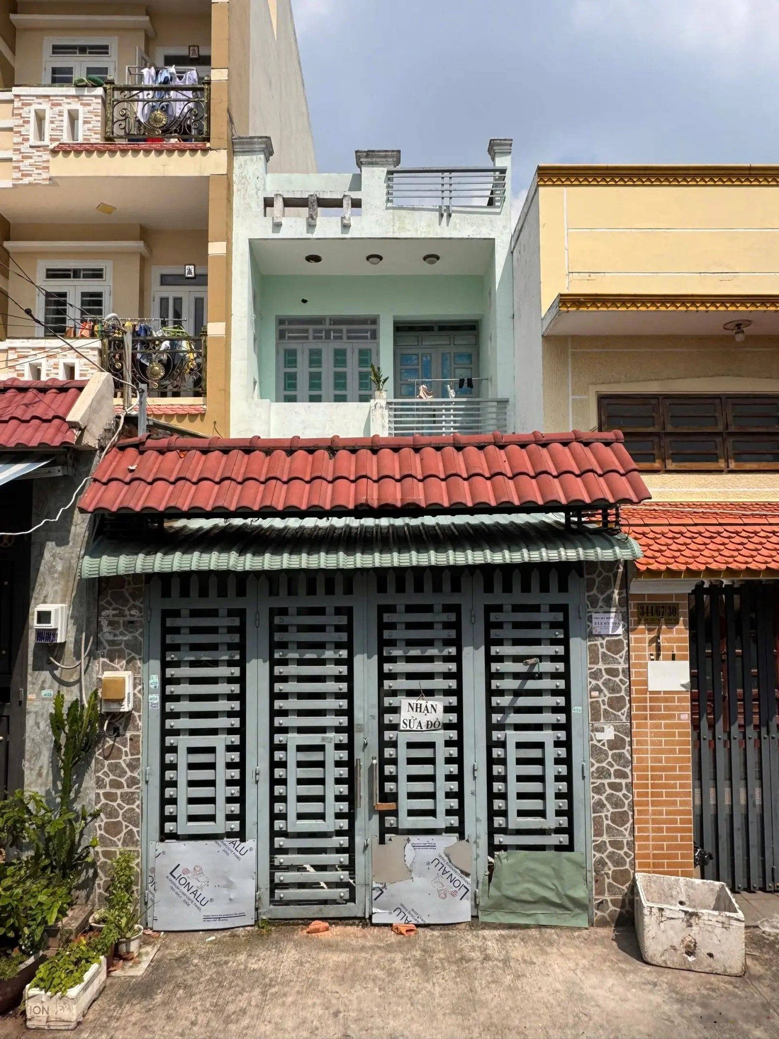 Bán gấp nhà 2 tầng Hương Lộ 2 - 76m2 - hẻm xe hơi - 3 PN 2 WC - sổ riêng - 4,75 tỷ