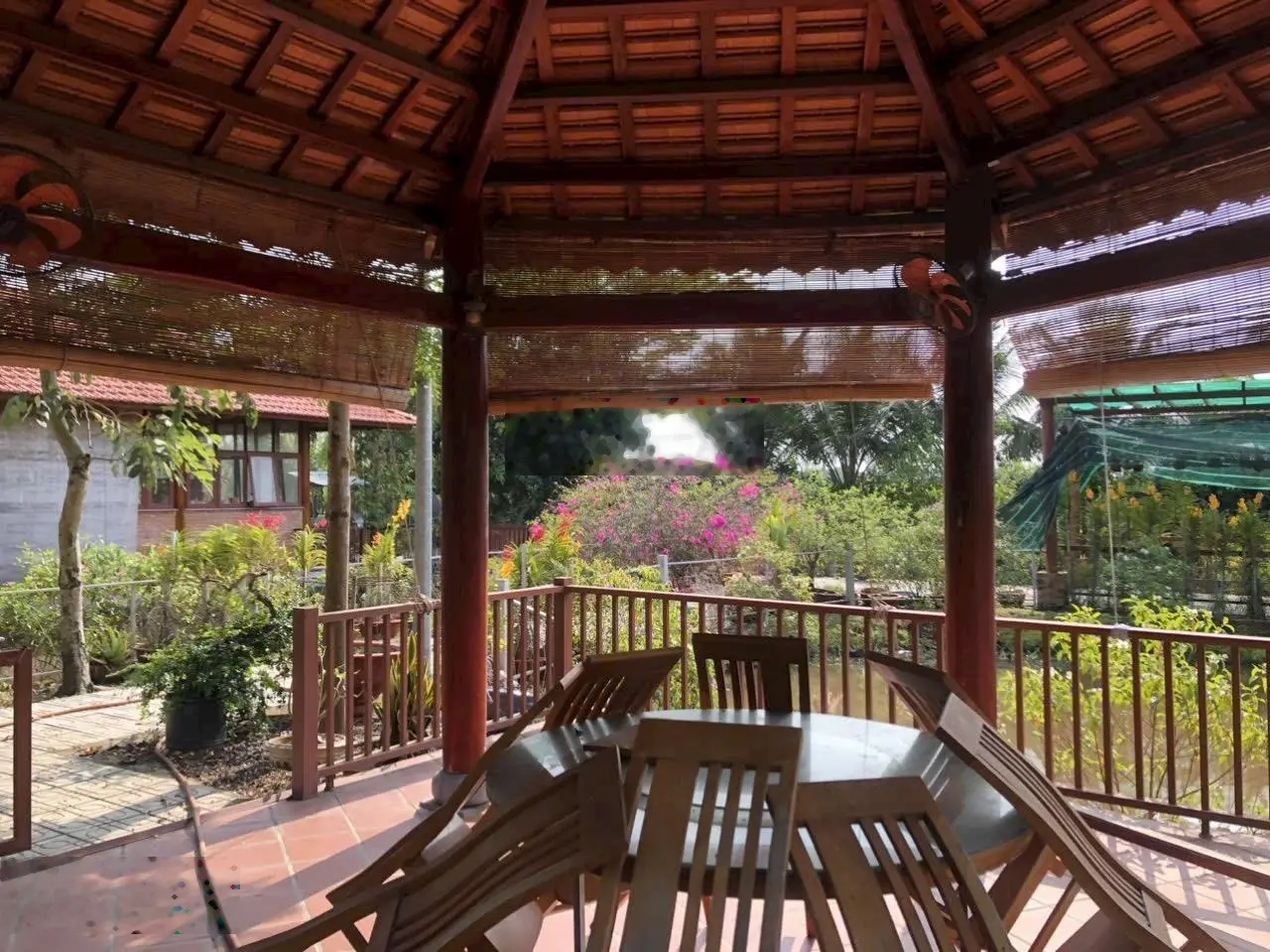 Nhà vườn 7.800m2 gần sông Sài Gòn - Khuôn viên đẹp như resort