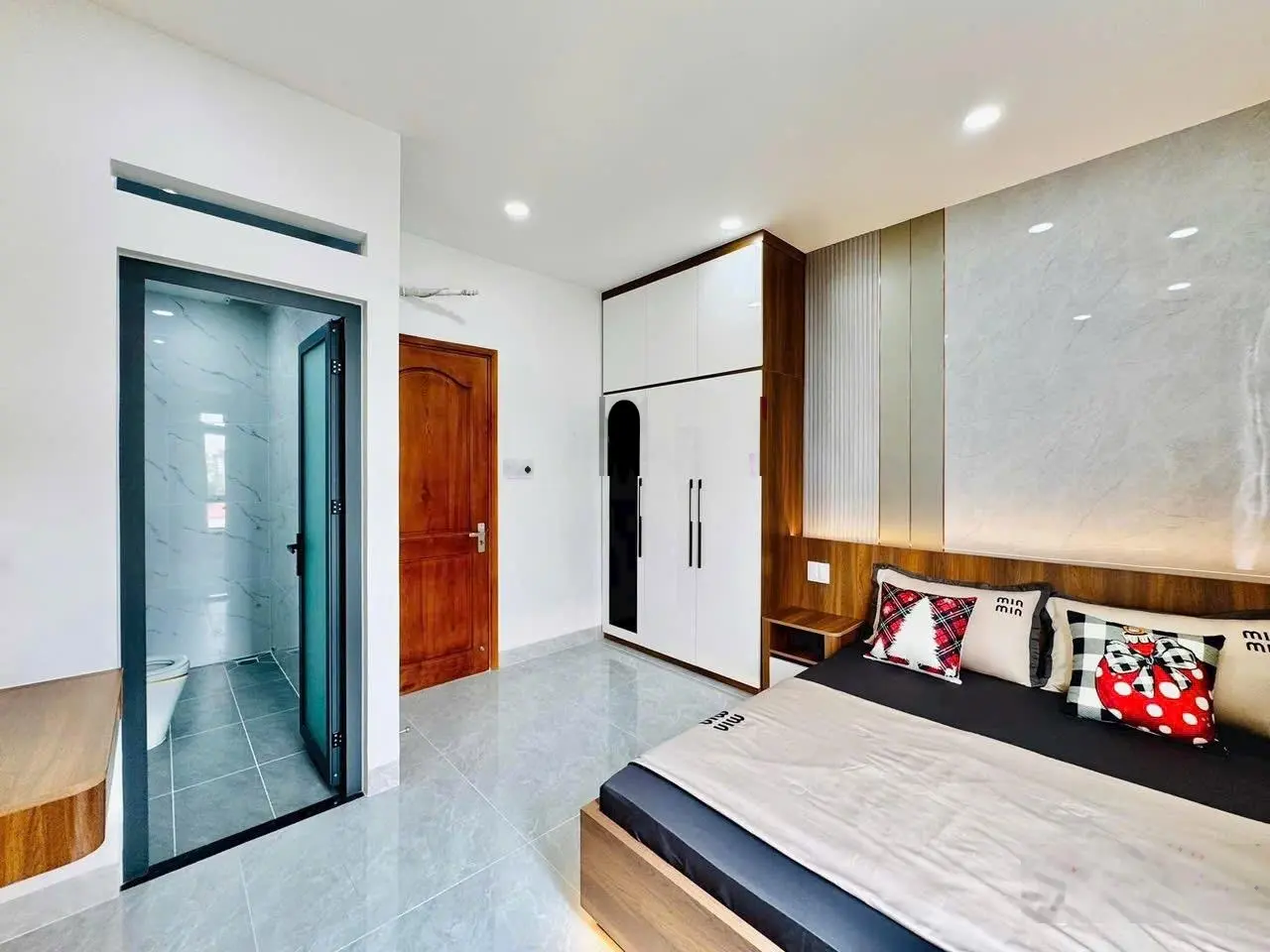 Sang nhượng nhà 41m2 đường Yên Thế, Tân Bình. Gần công viên Gia Định. Sổ sẵn. Cho thuê 15tr