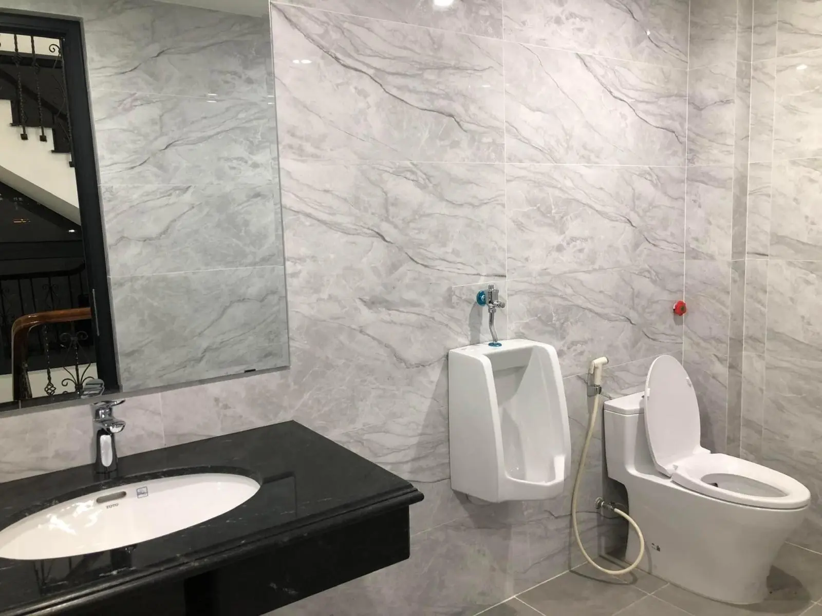 Tìm là thấy! Tòa văn phòng Dương Khuê, 2 ô tô tránh, vỉa hè, thang máy, PCCC đầy đủ, 70m2*9T