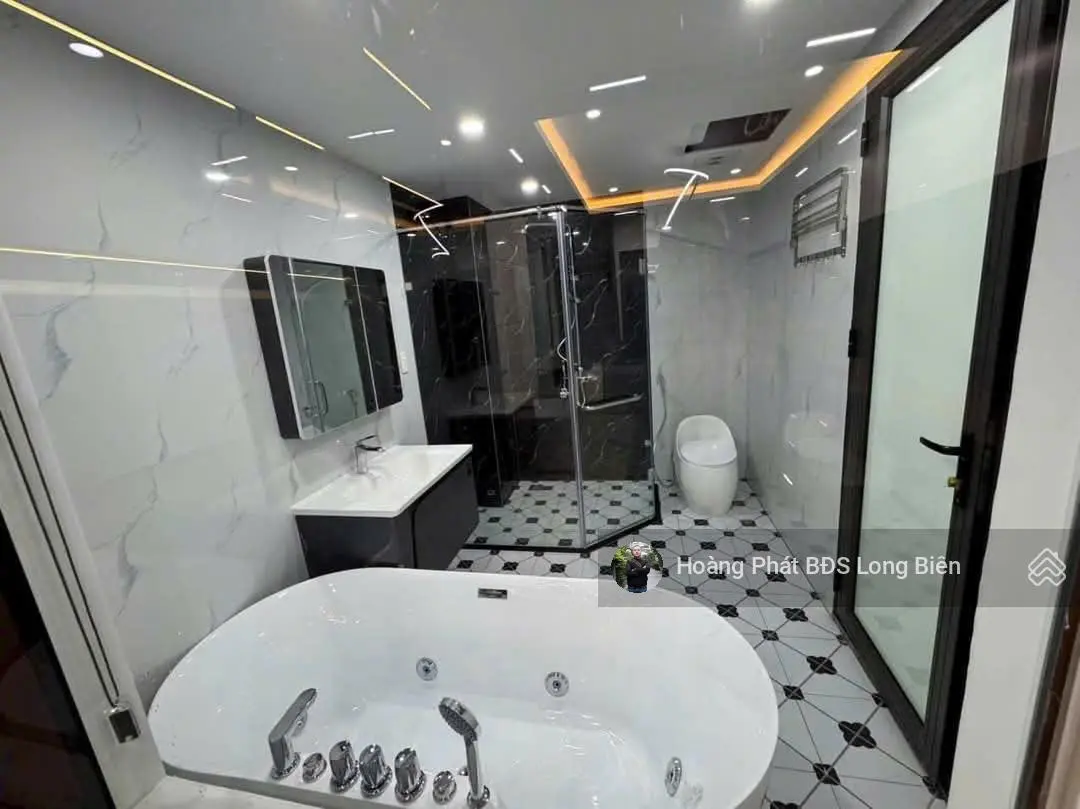 Bán nhà Phố Trạm - Long Biên. Thang Máy, Kinh Doanh, cách 1 nhà ra Phố. 60m x 8T. Lh 0965858116