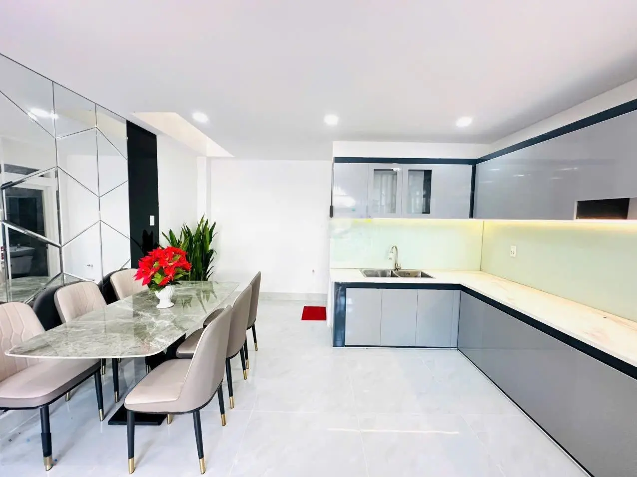 Bán nhà 4.5m x 14m 1 trệt 1 lửng 3 lầu full nội thất hẻm 6m chỉ sau nhà mặt tiền đường Hà Huy Giáp