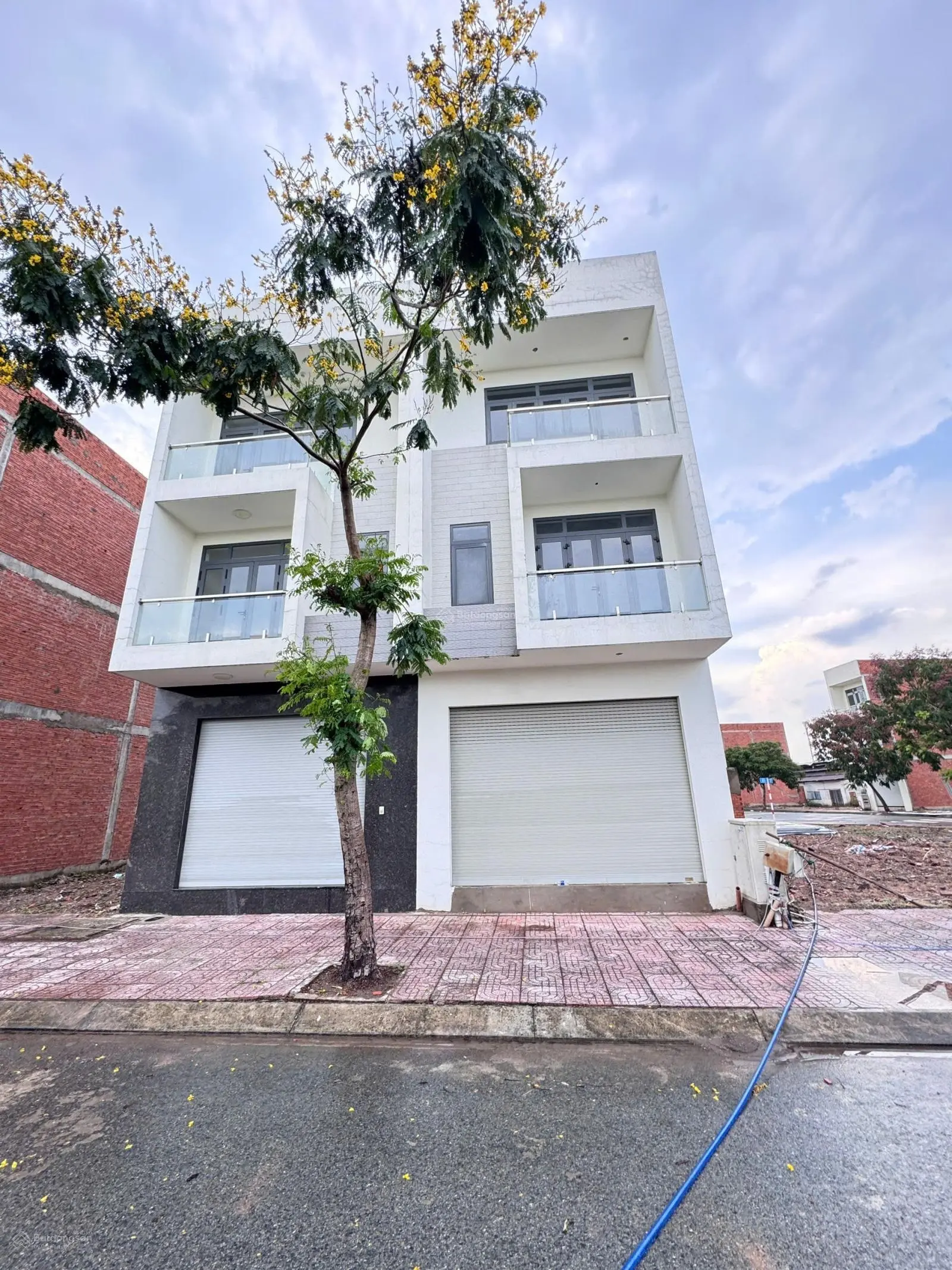 Nhà phố 3 tầng, ngay trung tâm Thuận An