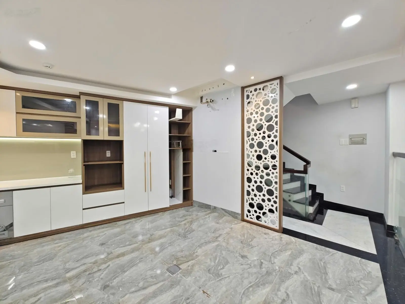 Nhà 74m2 - 6,6 tỷ, Nguyễn Kiệm P. 3, 4PN, 5WC, đầy đủ nội thất, đối diện bệnh viện 175