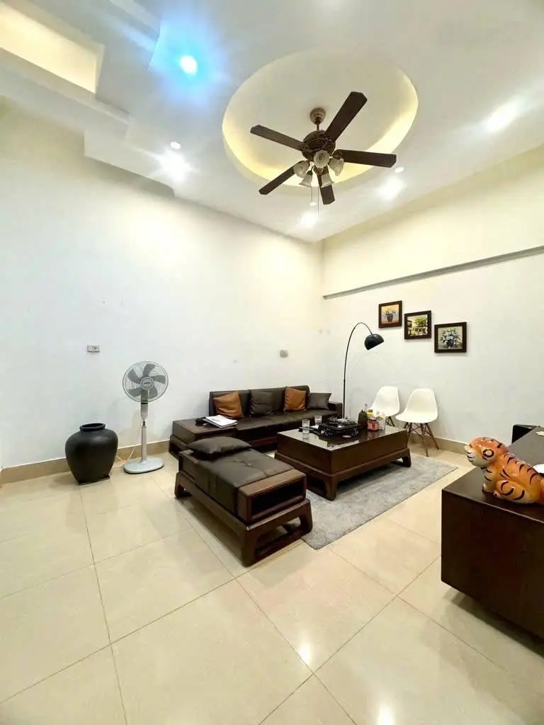 Bán nhà Phố Hoàng Mai 65m2, MT 9m, lô góc 2 thoáng, sổ vuông giá nhỉnh 11 tỷ