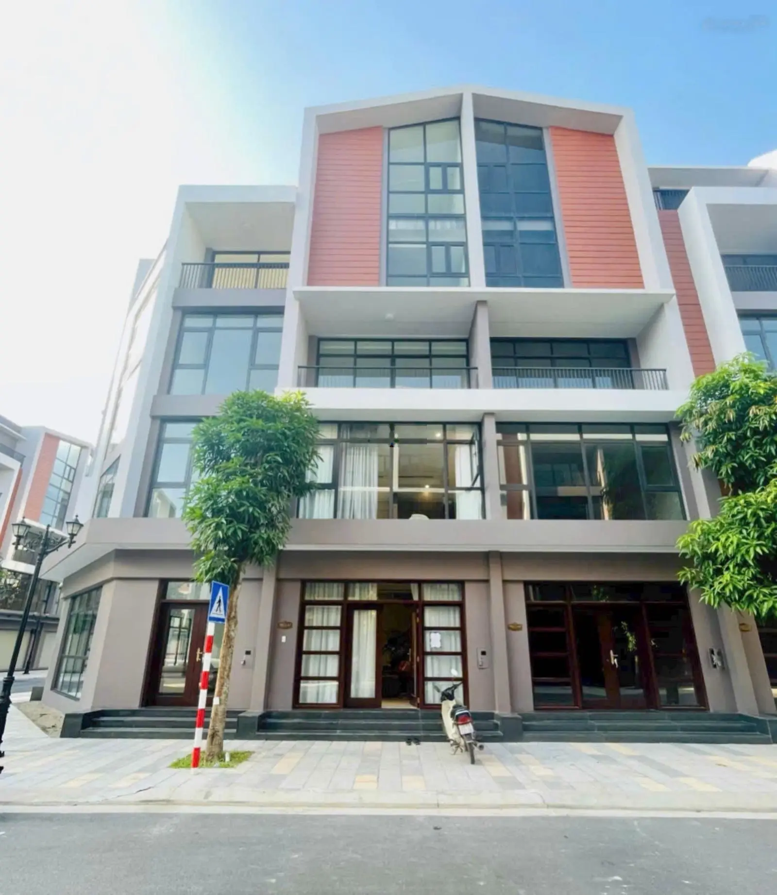 Bán phố biển 8-04aps góc hàng hiếm dt 85m2 giá 128tr/m2 ck 20% sát 43 toà chung cư vinhomes ocp3 hy