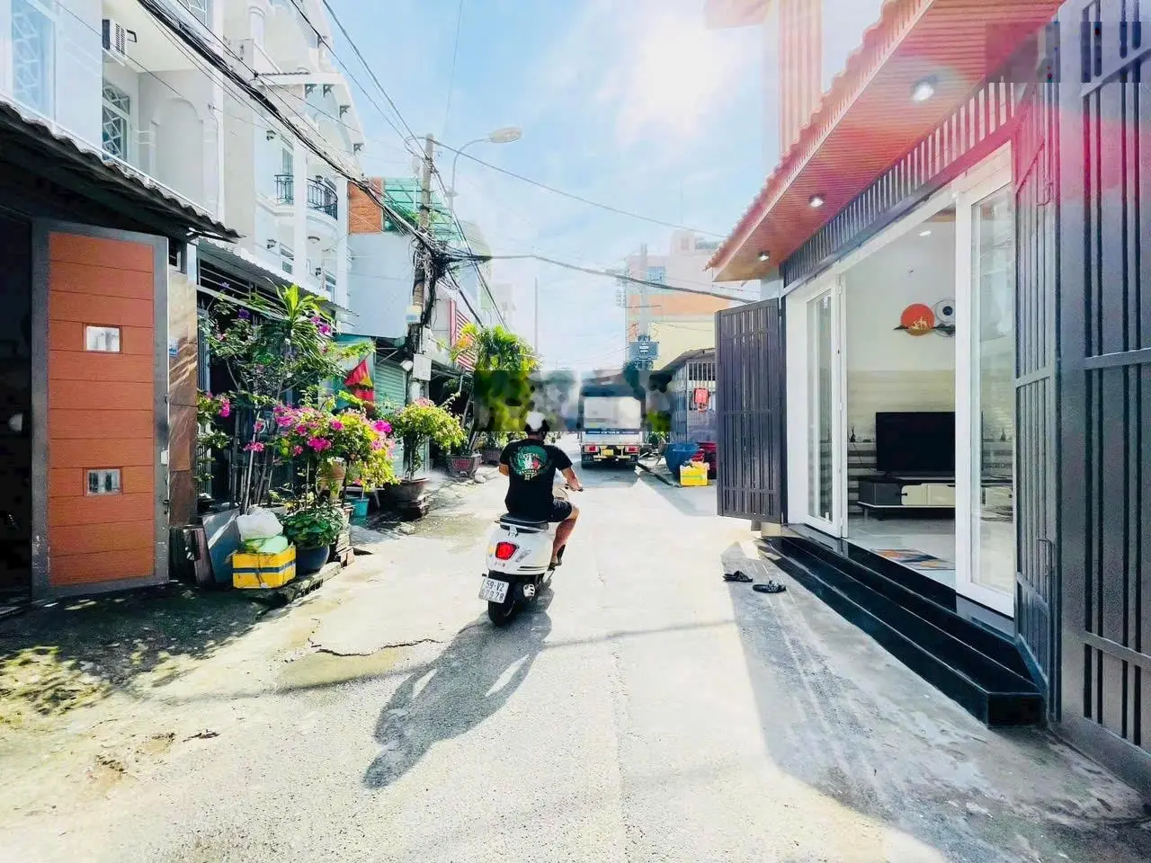 Bán nhà MT kinh doanh buôn bán chỉ 4 tỷ 350 - nhà 2 tầng đẹp tuyệt vời - hót rầm rộ đường 10 mét