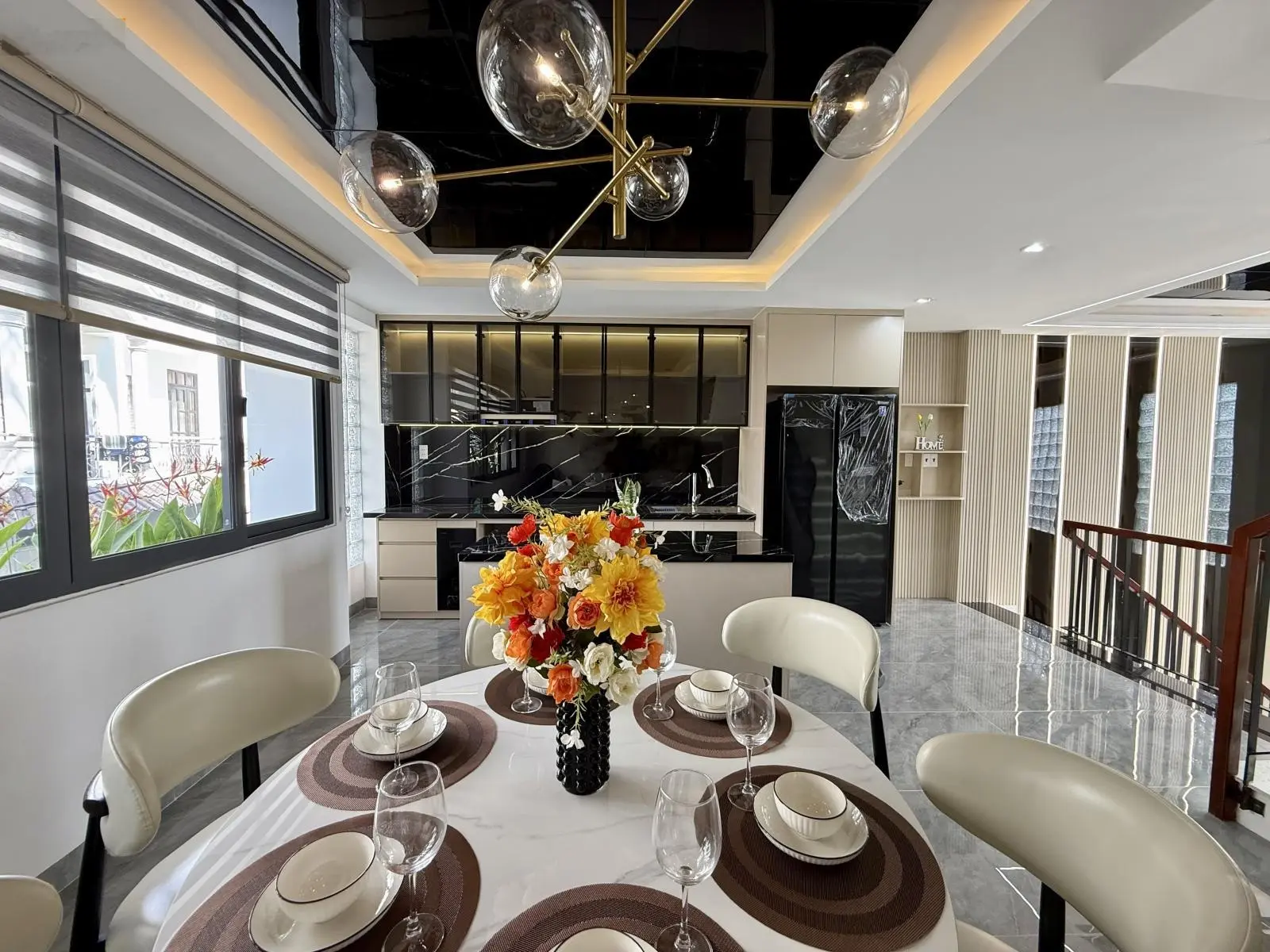 Nhà ngay ngã tư ga, sát bên chợ Cầu Đồng, DT:5,2X10M, Lửng, 3Lầu, 4PN, Gara ô tô, Sân thượng.