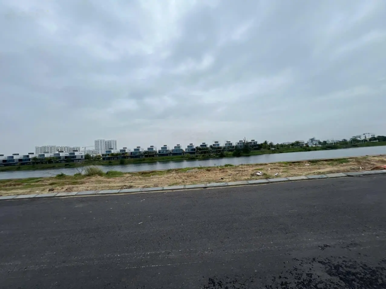 Bán nhà 2 tầng MT đường 10m5 Bùi Quốc Khái, khu biển Tân Trà, Ngũ Hành Sơn - Giá rẻ 4,6 tỷ/100m2