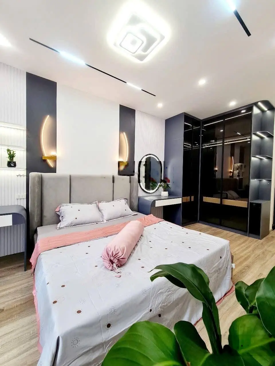 - Siêu phẩm mặt phố Mai Dịch, vỉa hè rộng, kinh doanh đỉnh, ô tô đỗ ngày đêm, 55m2x5T. Chỉ 2x Tỷ