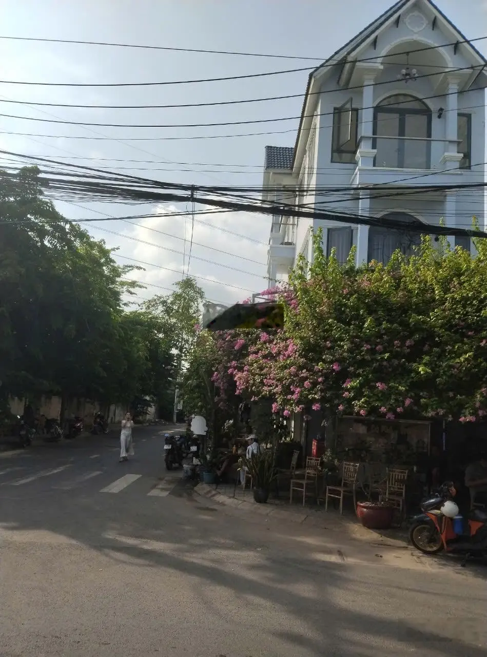 Bán căn nhà đẹp như mơ 1 trệt 2 lầu nằm mặt tiền đường nhựa Bình Chuẩn, diện tích 120m2, Thuận An