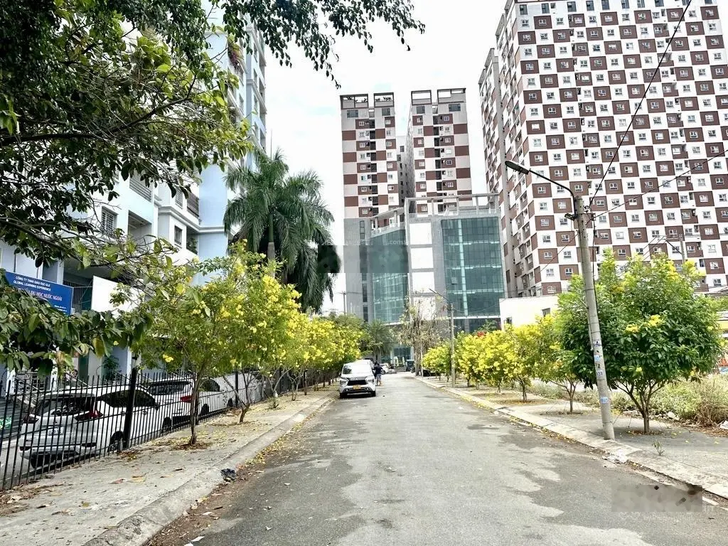 Nhà 4 tầng - ô tô đỗ cửa - Cây Keo - Tô Ngọc Vân - giá chỉ 6. X tỷ