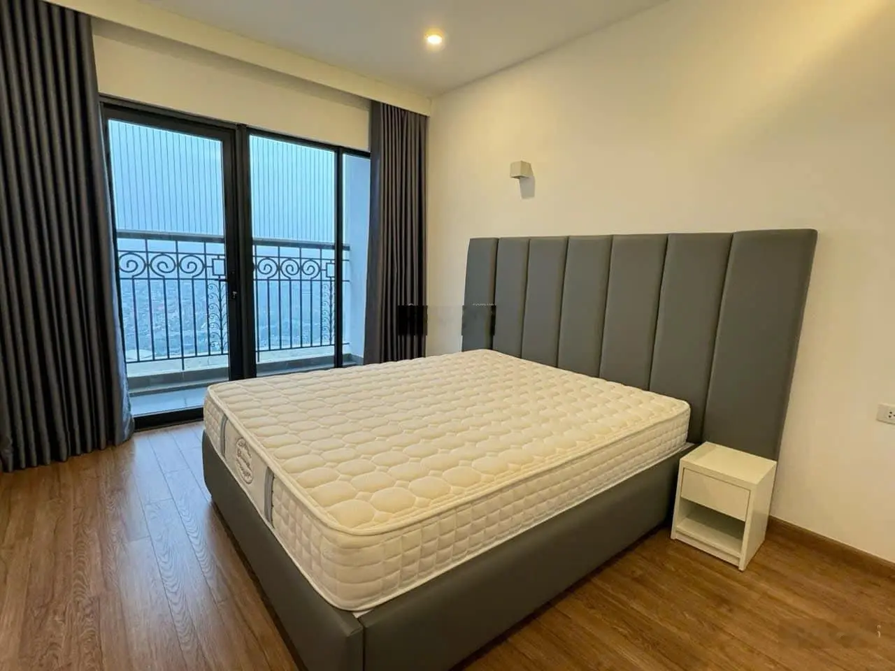 Chính chủ gửi bán gấp căn hộ cao cấp tầng trung, view thoáng mát tại The Emerald, Mỹ Đình. Giá tốt