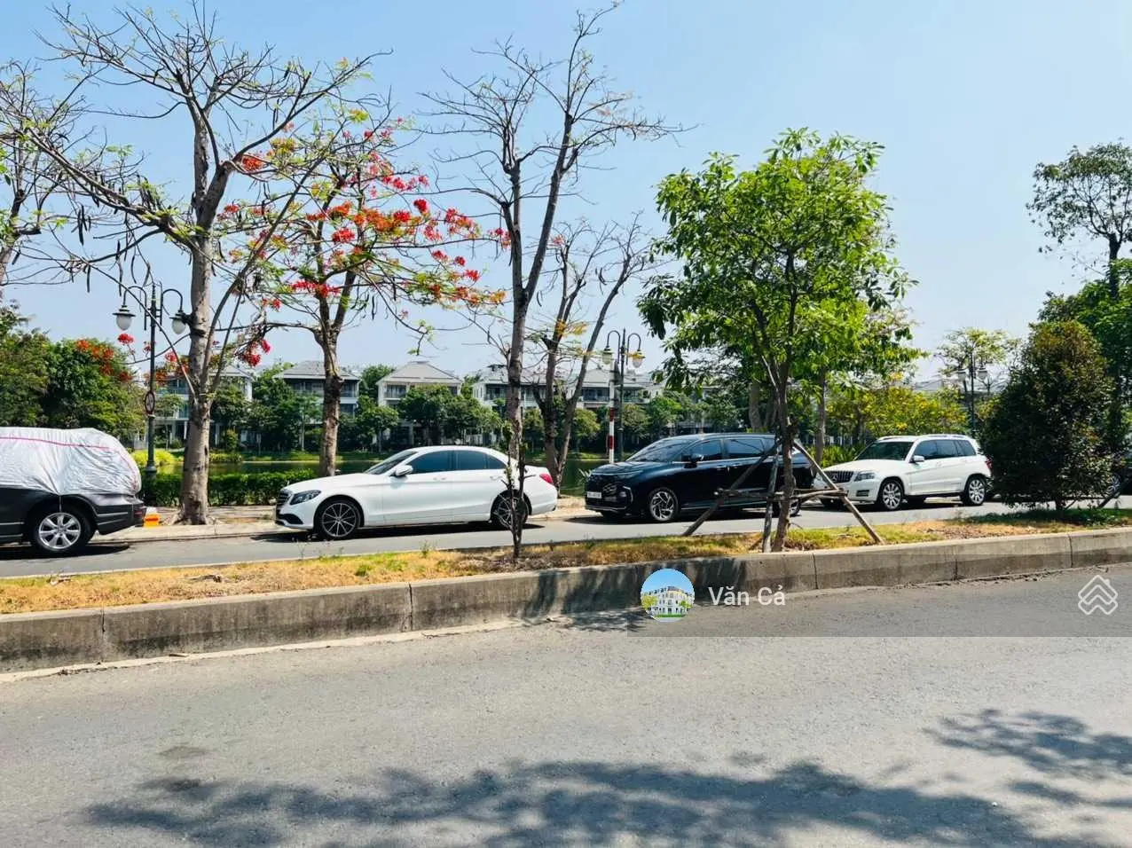 Cần bán gấp biệt thự sân vườn KĐT Lakeview City DT 8x20m, 2 lầu view sông giá 23 tỷ. LH 0907 860 ***