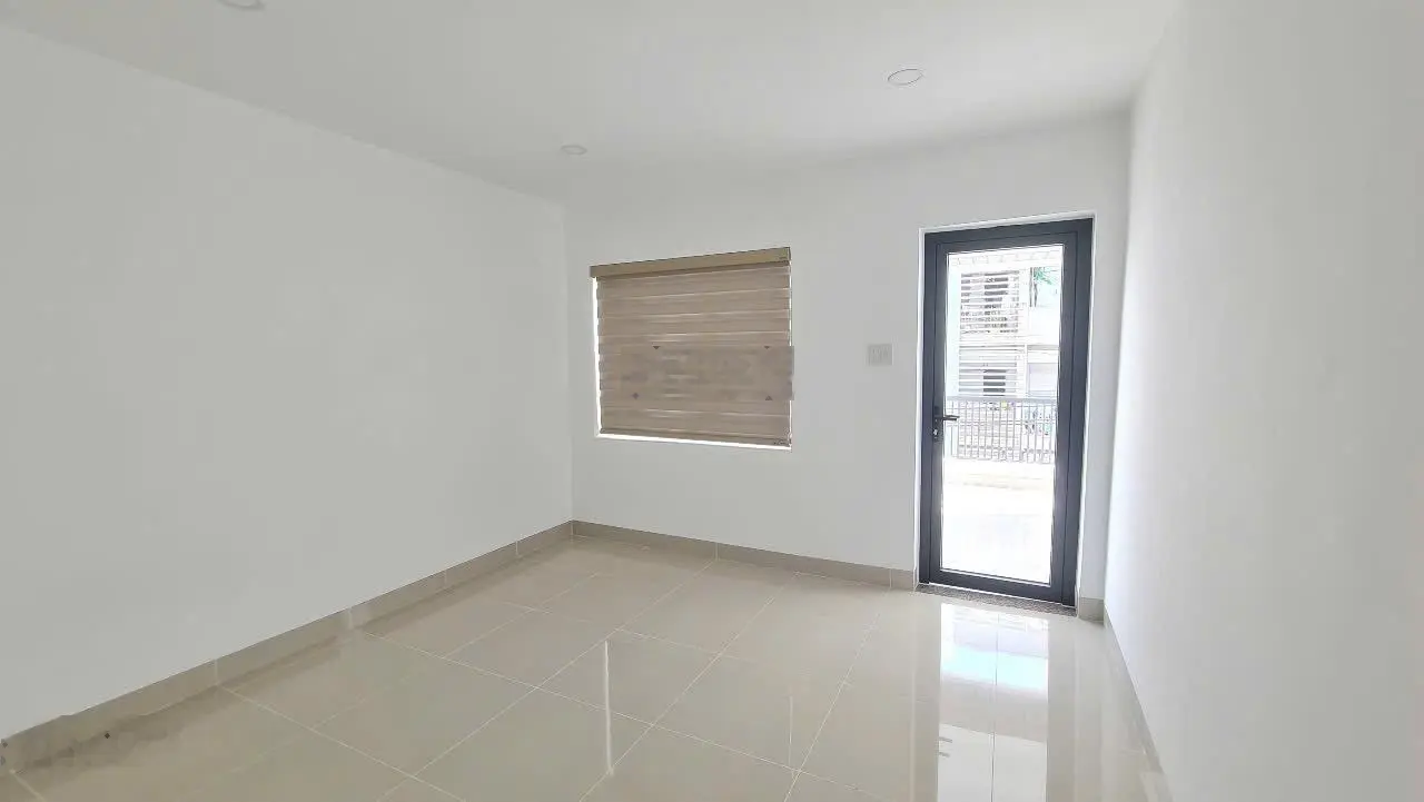 Bán nhà 5 tầng mới có thang máy mặt tiền đường Lê Thành Phương