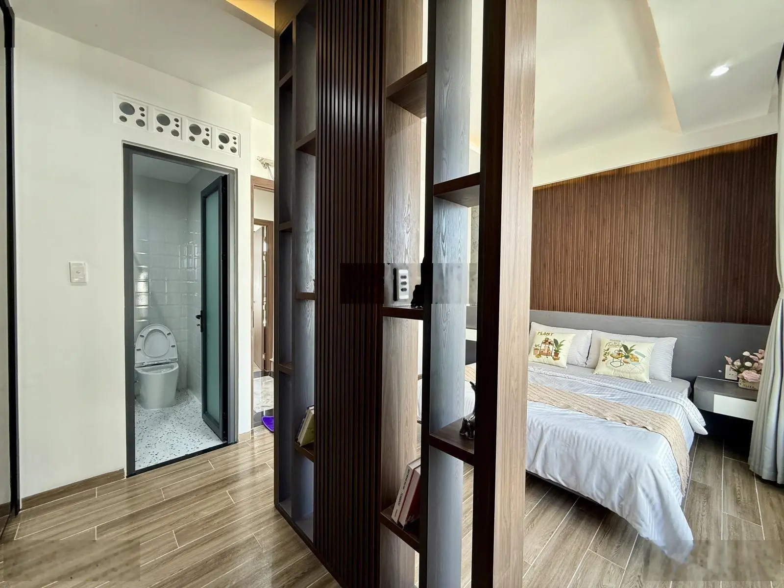Nhà ngay ngã tư ga, sát bên chợ Cầu Đồng, DT:5,2X10M, Lửng, 3Lầu, 4PN, Gara ô tô, Sân thượng.