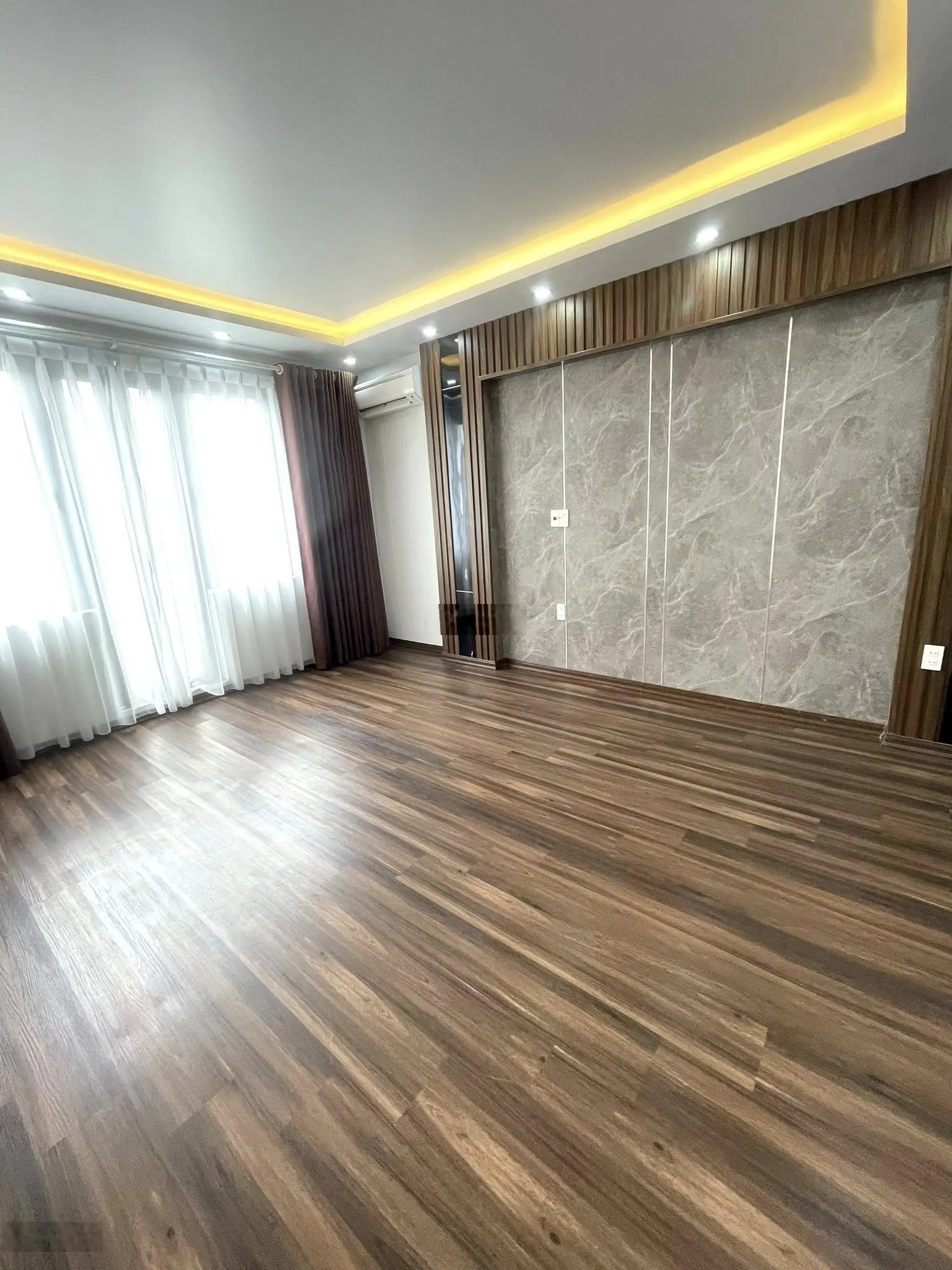 Siêu phẩm nhà 4 tầng mặt tuyến chính đường rộng 20m thông thương TĐC Sao Sáng