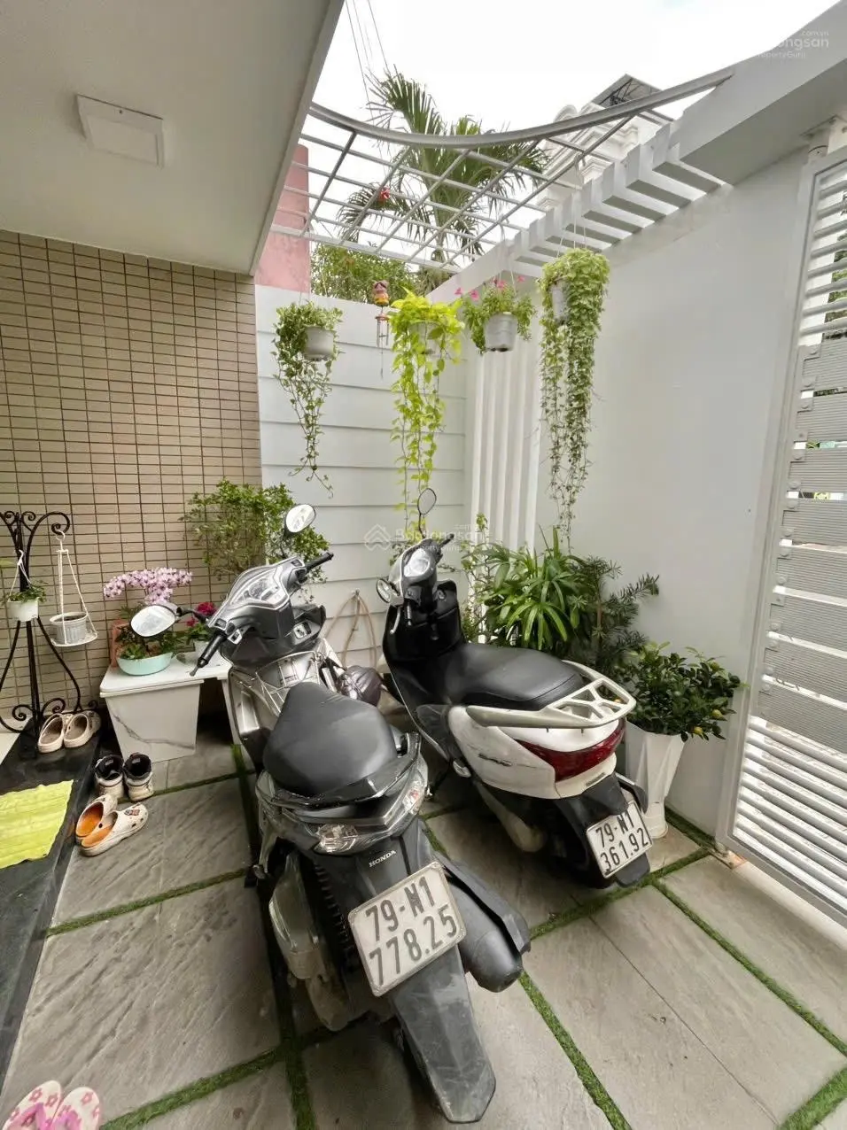 Nhà mặt tiền đường Nguyễn Hữu Huân - Phước Tiến, 135,1m2 ngang 6,1 có gara ô tô có 4pn giá 18,2 tỷ.