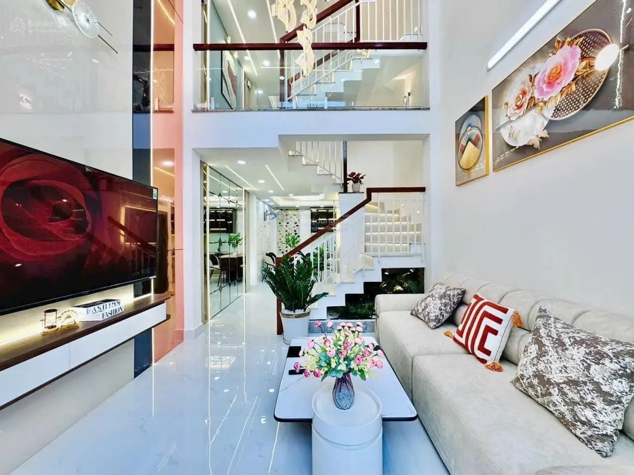 NHÀ NGỘPPP NGAY MẶT TIỀN Đ.BÙI VĂN THÊM P9 Phú Nhuận DT: 60m2 Giá 2ty3 .Có HĐ cho thuê 14tr/1th