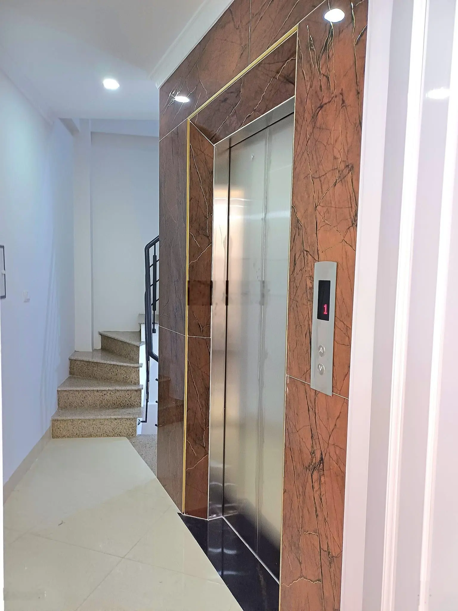 Mặt phố Thụy Khuê, Tây Hồ 42m2, 6 tầng thang máy, vỉa hè, kinh doanh, giá 18.5 tỷ