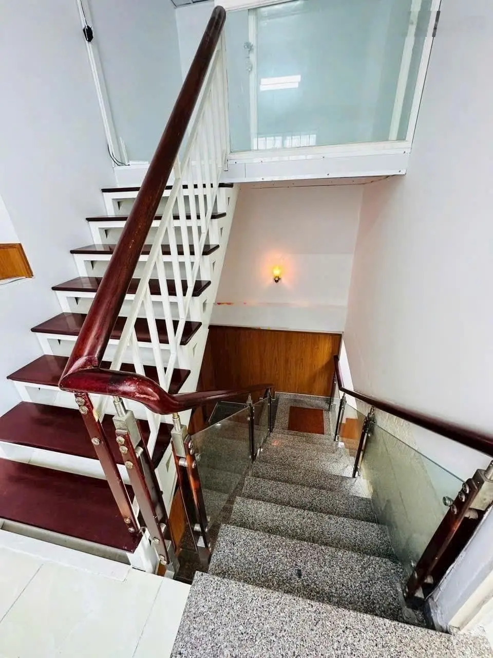 Ra gấp căn nhà đẹp nằm ngay đường Số 10, Bình Hưng Hòa B, sổ sẵn sang tên liền, chủ đang kẹt