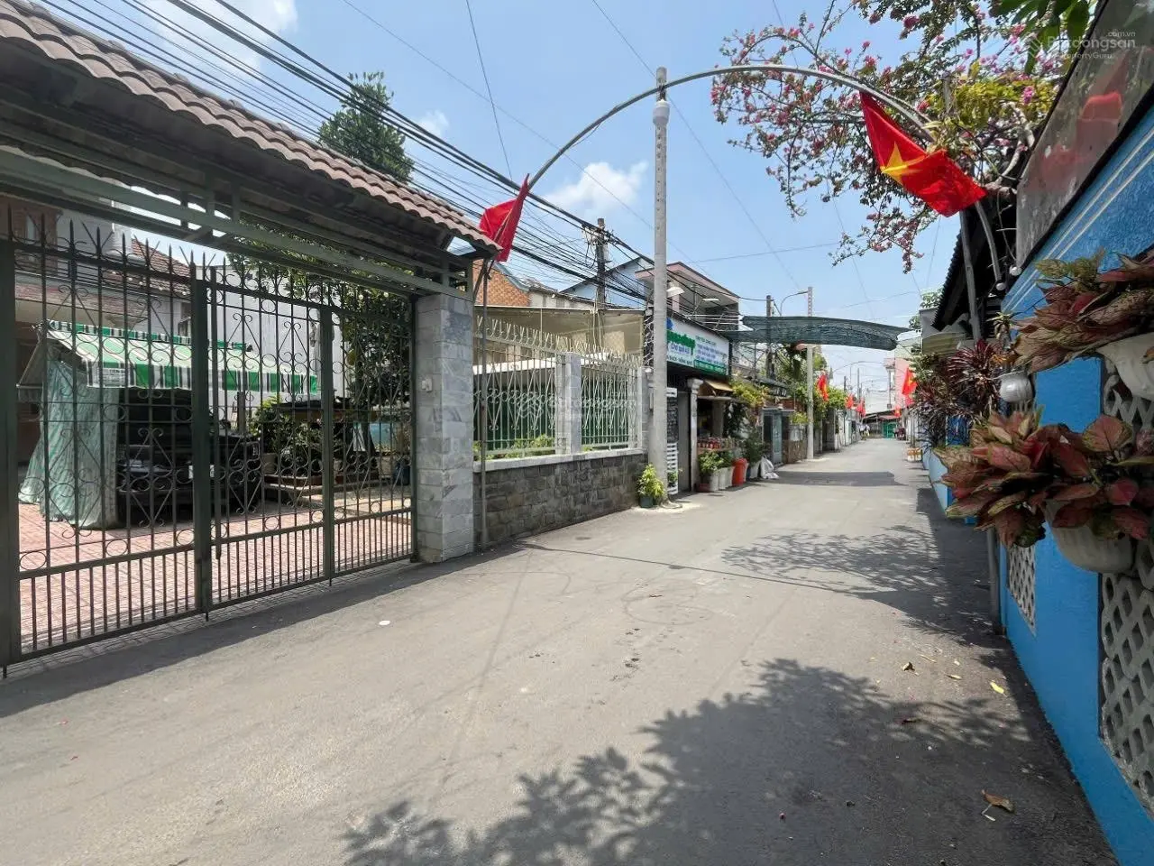 Bán nhà góc hai mặt tiền đường Phường Bình Trưng Đông, diện tích: 236m2 ngang 11m, sổ hồng riêng