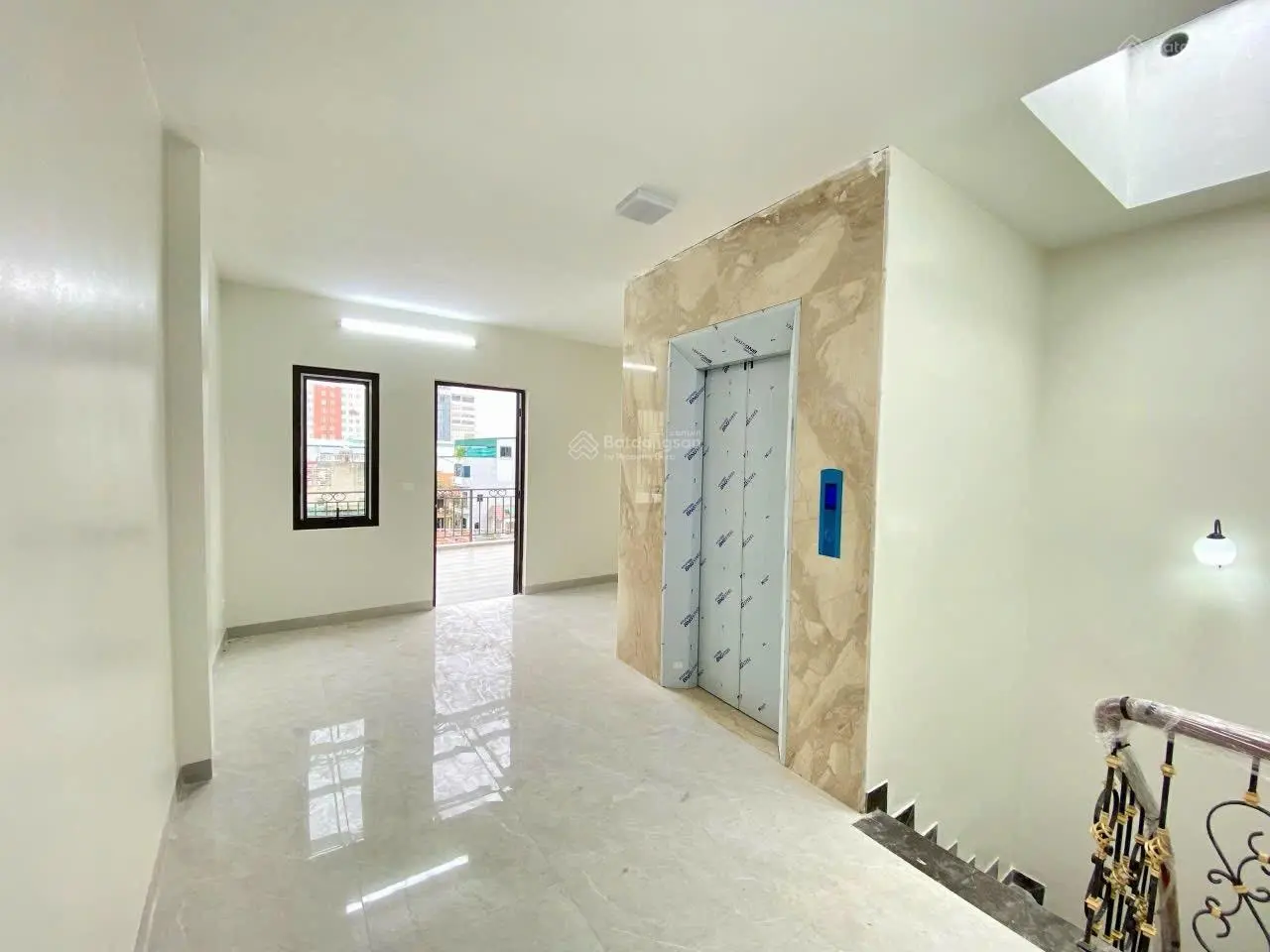 Em mở bán 3 căn 6 tầng xây mới phố Nguyễn Văn Cừ - LB. Nội thất, thang máy cao cấp ô tô đỗ cửa