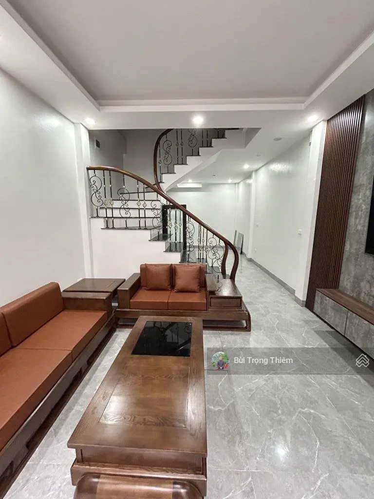 Bán nhà dân xây hơn 40m2 ở Phố Trạm, Long Biên, cách Ô tô tránh 15m, giá đẹp