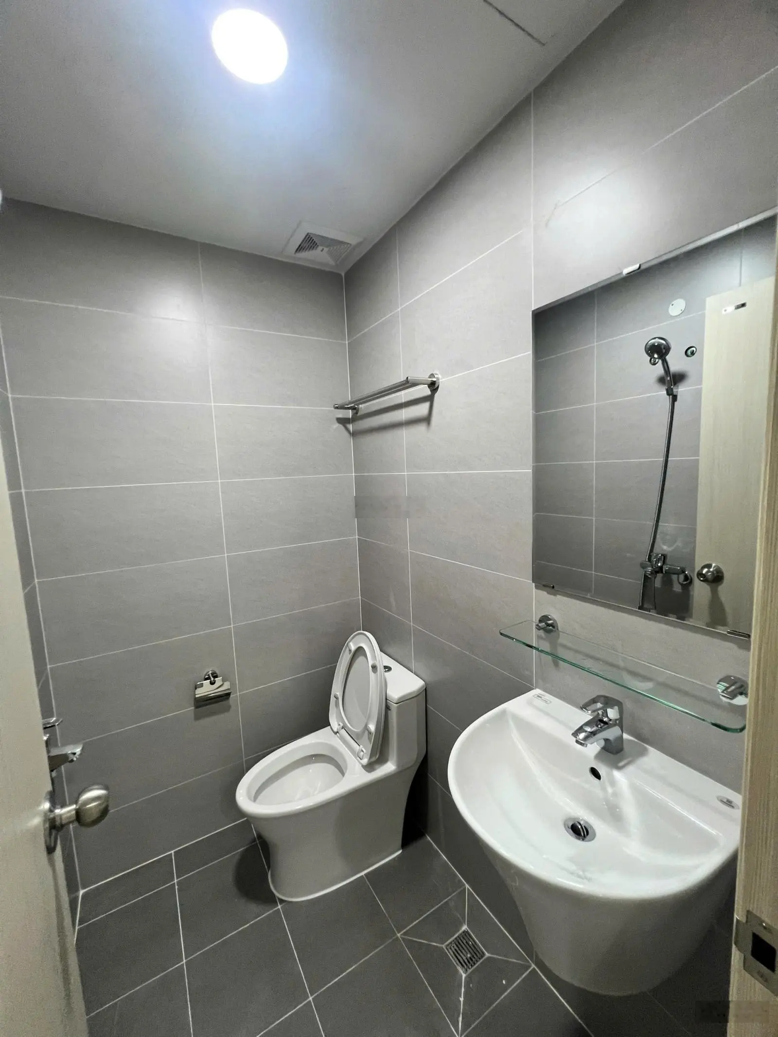 Chính chủ cần tiền bán ngay căn 2pn/2wc hướng Nam lỗ 150tr giá 2ty050, LH 0907 035 ***