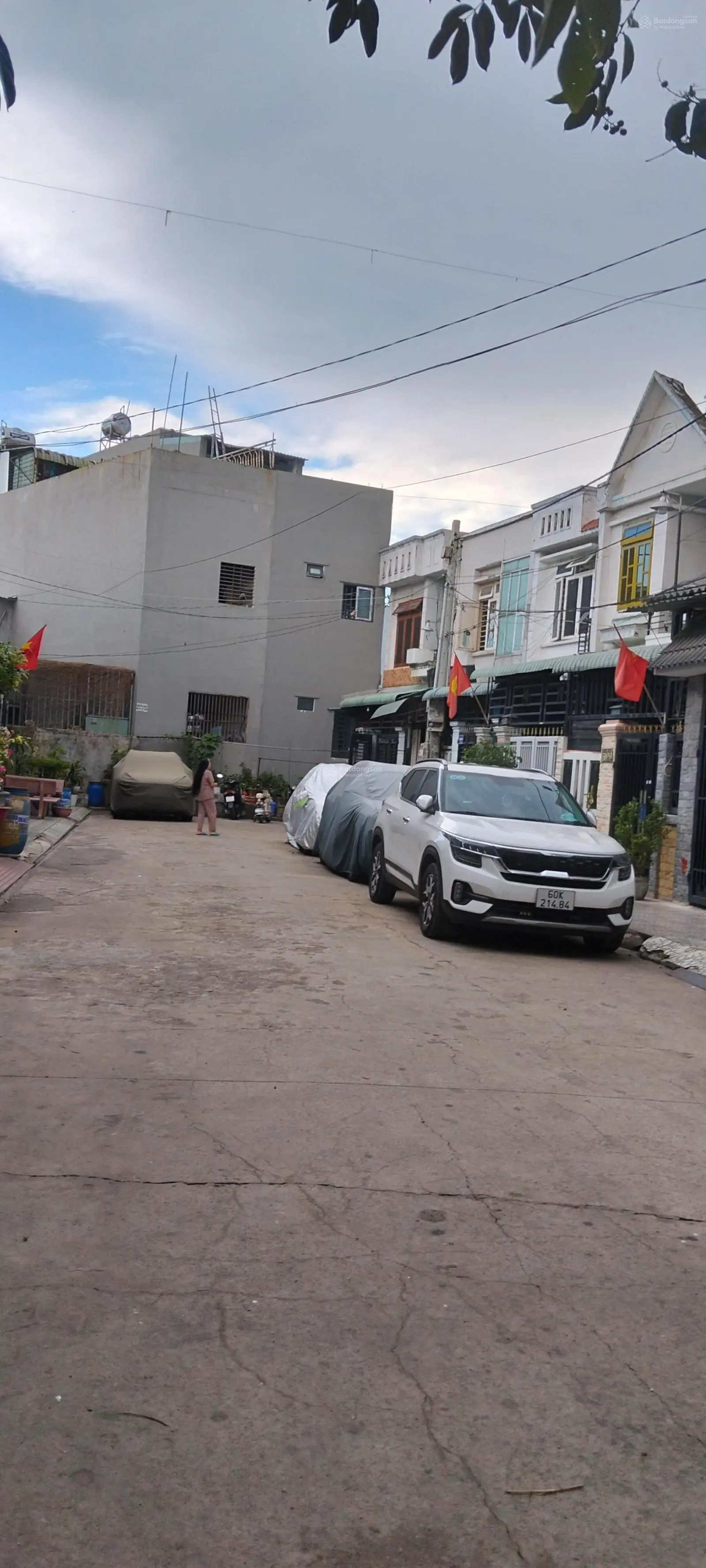 Cần bán gấp nhà đẹp 2 lầu, gần chợ trường học các cấp phường Tân Đông hiệp, DT 60m2 hẻm xe hơi rộng
