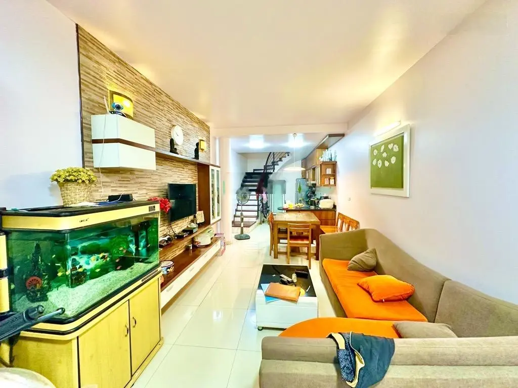 Bán nhà ngõ 172 Âu Cơ, 45m2, 5 tầng, ngõ nông và thông gần ô tô dừng đỗ. sổ chính chủ, 6,8 tỷ.