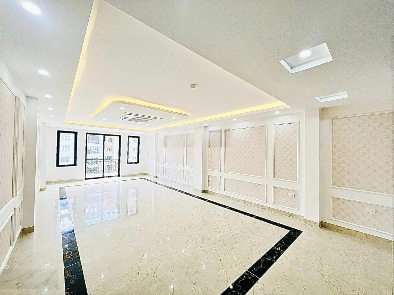 Chủ cần bán gấp tòa building trong tháng 10-mặt phố Nguyễn Hoàng - đường đôi 2 chiều, 8T t máy mới