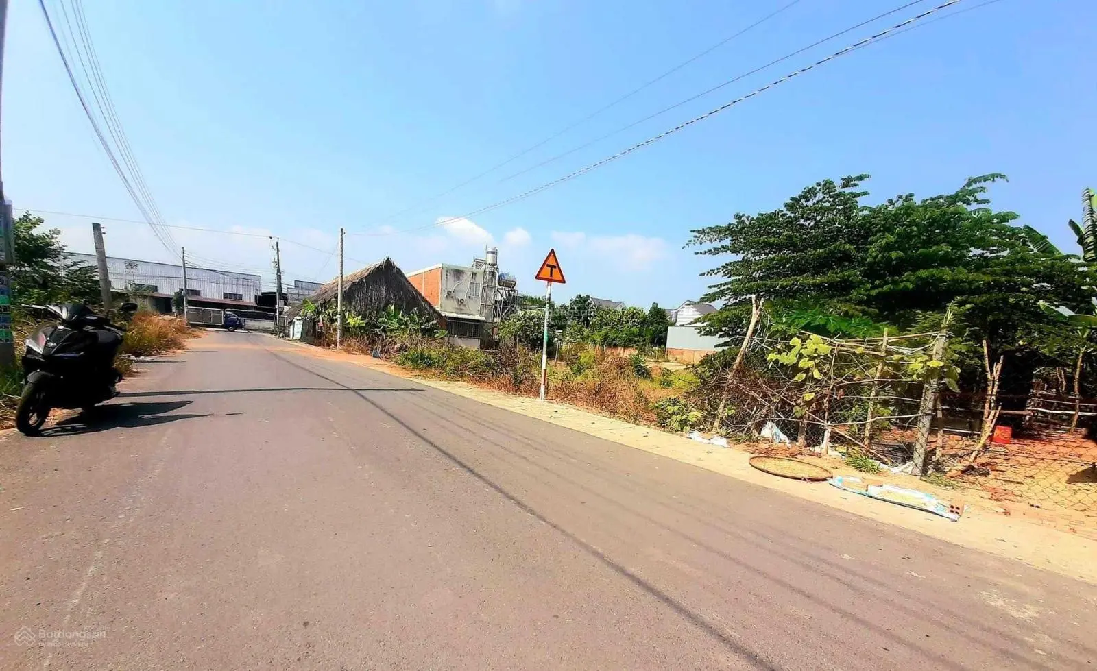 Bán đất mặt tiền đường nhựa cách DT741 100m gần chợ Chánh Lưu giá 930 triệu