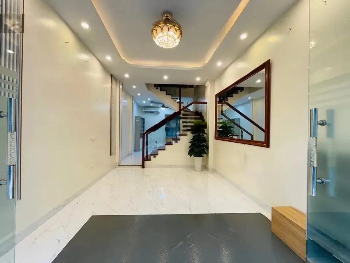 BÁN NHÀ CẦU GIẤY-Ô TÔ ĐỖ CỬA - VÀI BƯỚC RA PHỐ - 40M - 5 TẦNG - TIỆN ÍCH - HƠN 7 Tỷ