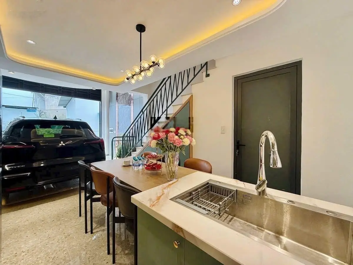 Cần tiền gấp bán nhanh nhà Hoà Hưng,P12,Q10 giá 3TỶ950/72,9m2 cho thuê 28tr/tháng gần Ga Sài Gòn