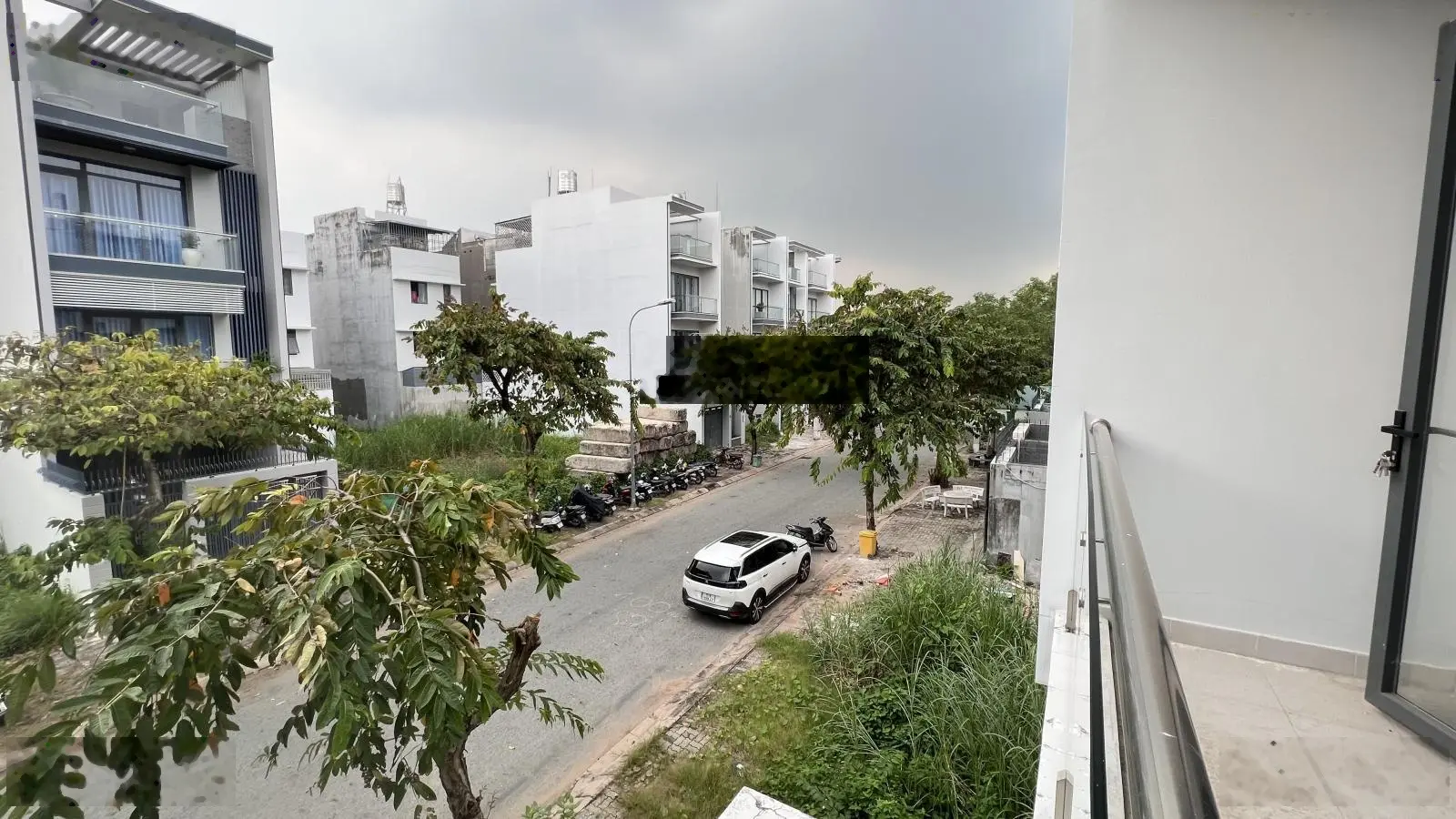 Bán nhà phố mặt tiền Dương Hồng, sổ hồng riêng. Giá 12,6tỷ. LH xem nhà 0907832386 Ms Lê