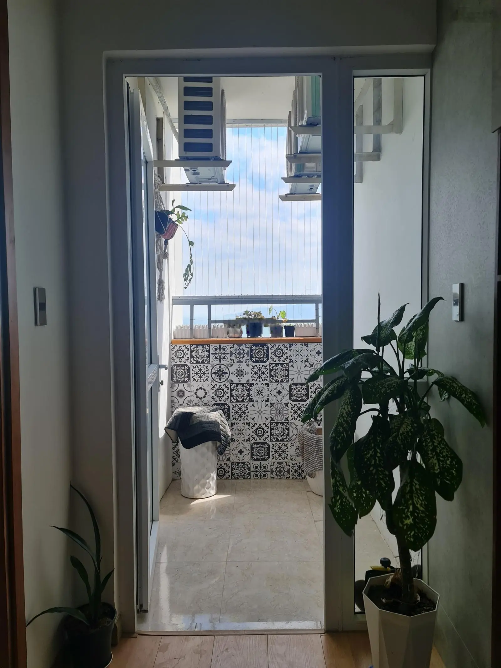 Bán nhanh căn 2 phòng ngủ 68m2 View trực diện biển giá 2,1 tỷ bao hết chi phí sang tên