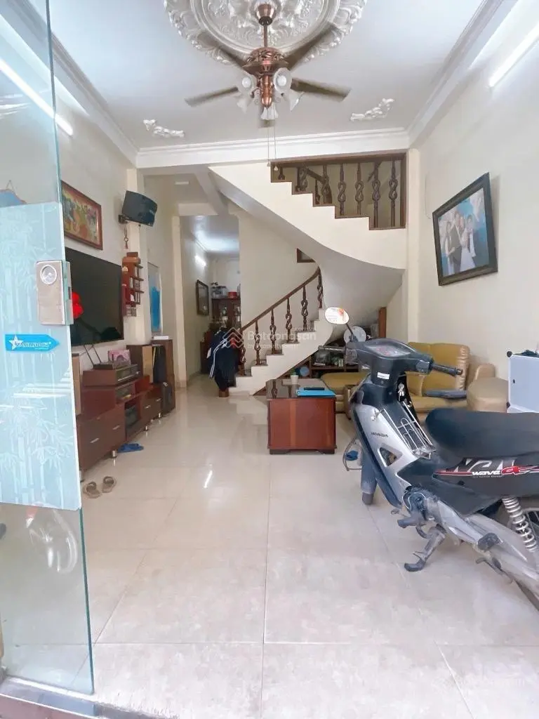 Bán nhà Đại Từ, ngõ thông kinh doanh, ô tô qua nhà - ôtô tránh thoải mái, gần trường chợ, về ở ngay