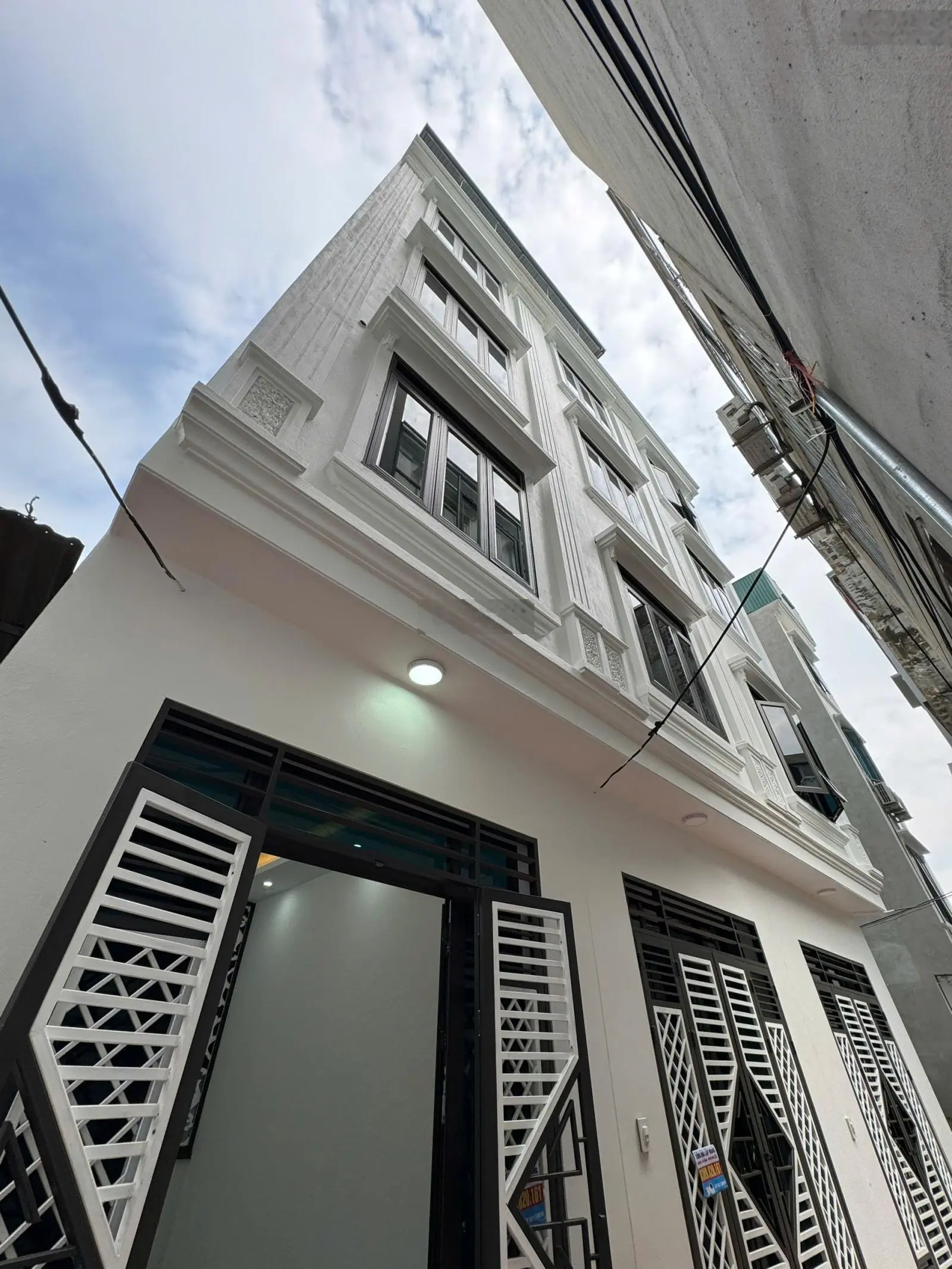 Nhỉnh 3 tỷ có nhà 5t*35m2 ở luôn, ngõ rộng ô tô đỗ cửa, ngay mặt đường lớn.ra trường phenika chỉ 3p