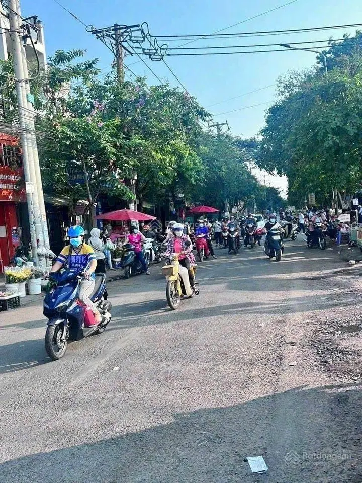Sang nhà cũ 5x18=90m2 KDC chợ đầu mối bình điền đường Nguyễn Văn Linh Q. 8, tiện kinh doanh sổ sẵn