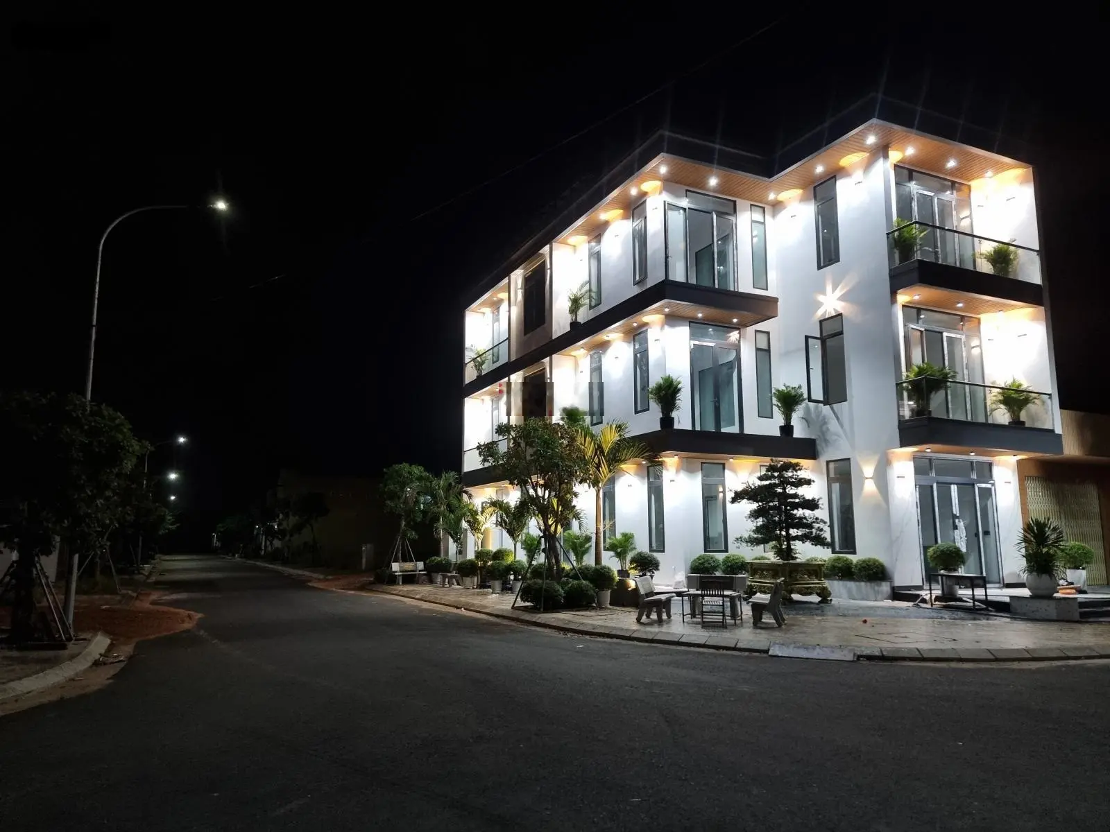 Vị Trí. Ngày Cổng Chính số 1. Cách MT Võ Nguyên Giáp 50m. Hướng Đông nam