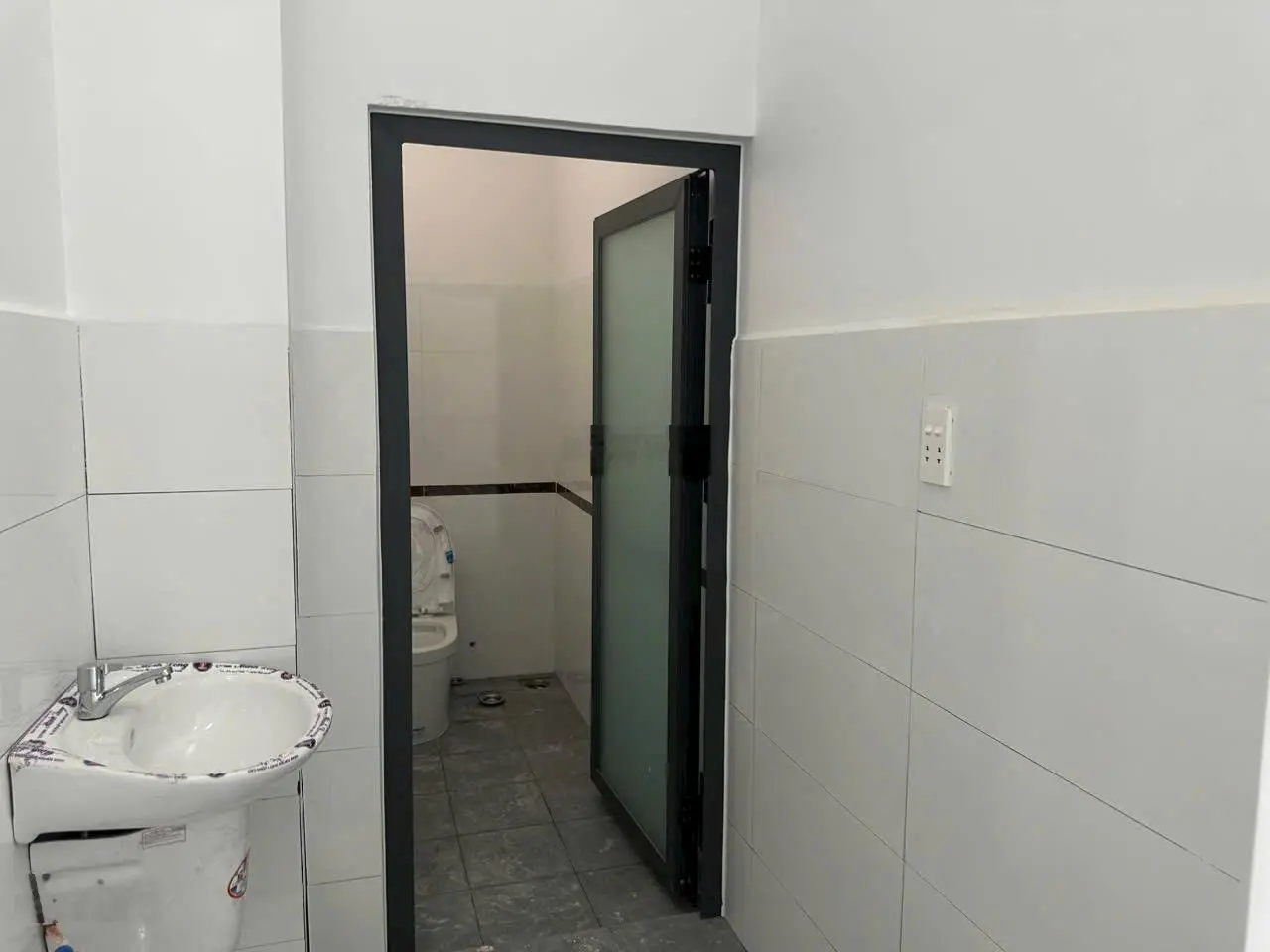 Nhà mới hoàn thiện, sổ riêng thổ cư một trệt 1 lầu. Giá rẻ cần bán gấp
